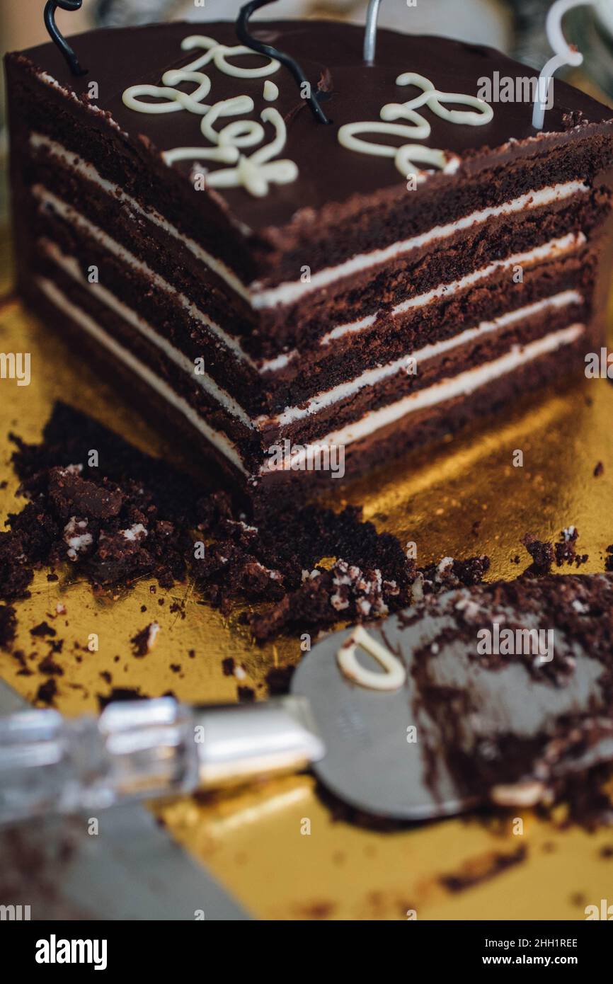 tagliare la torta di compleanno del cibo del diavolo Foto Stock
