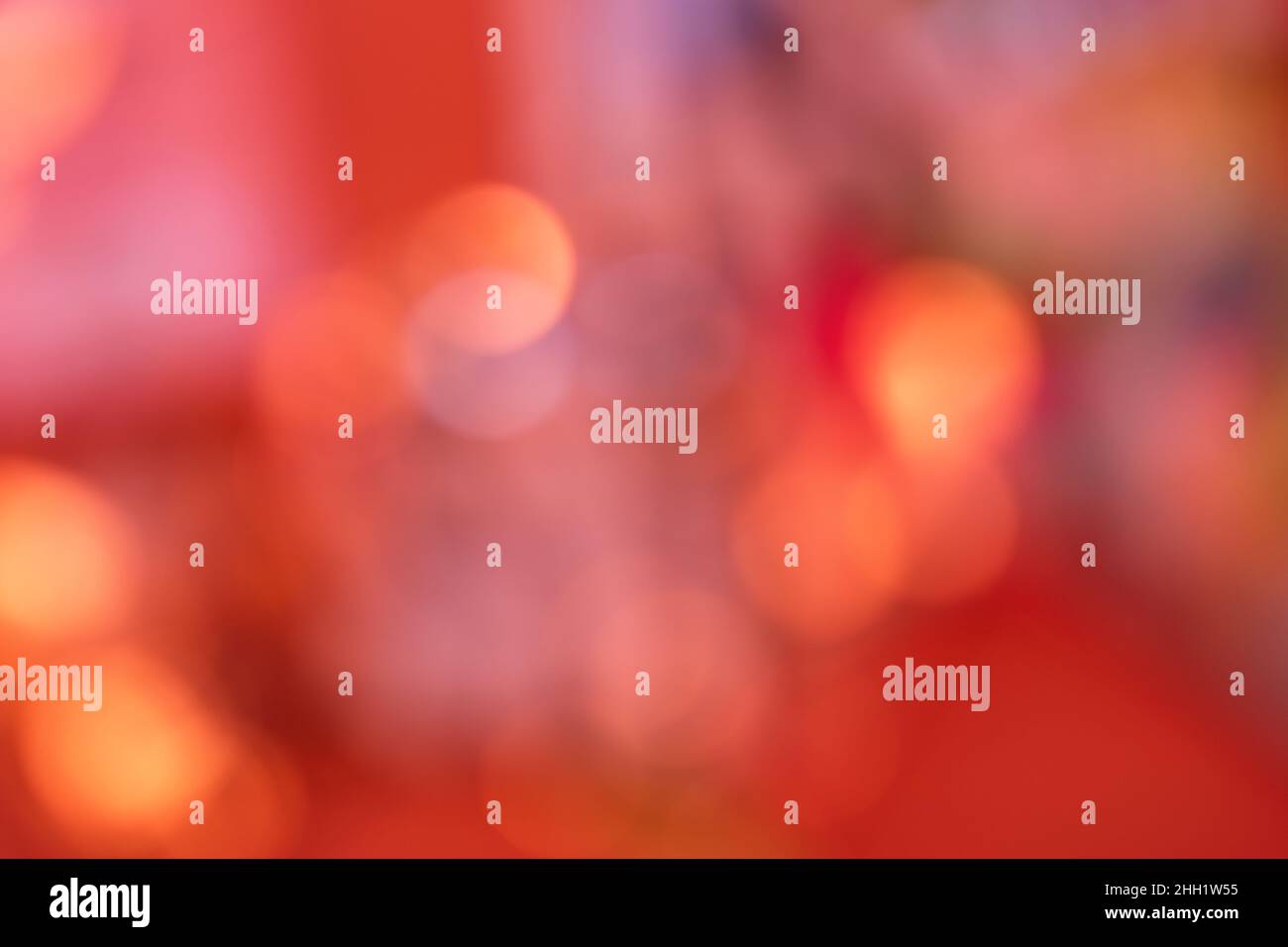 Sfondo rosso bokeh. Immagine astratta con belle sensazioni emotive. Foto Stock