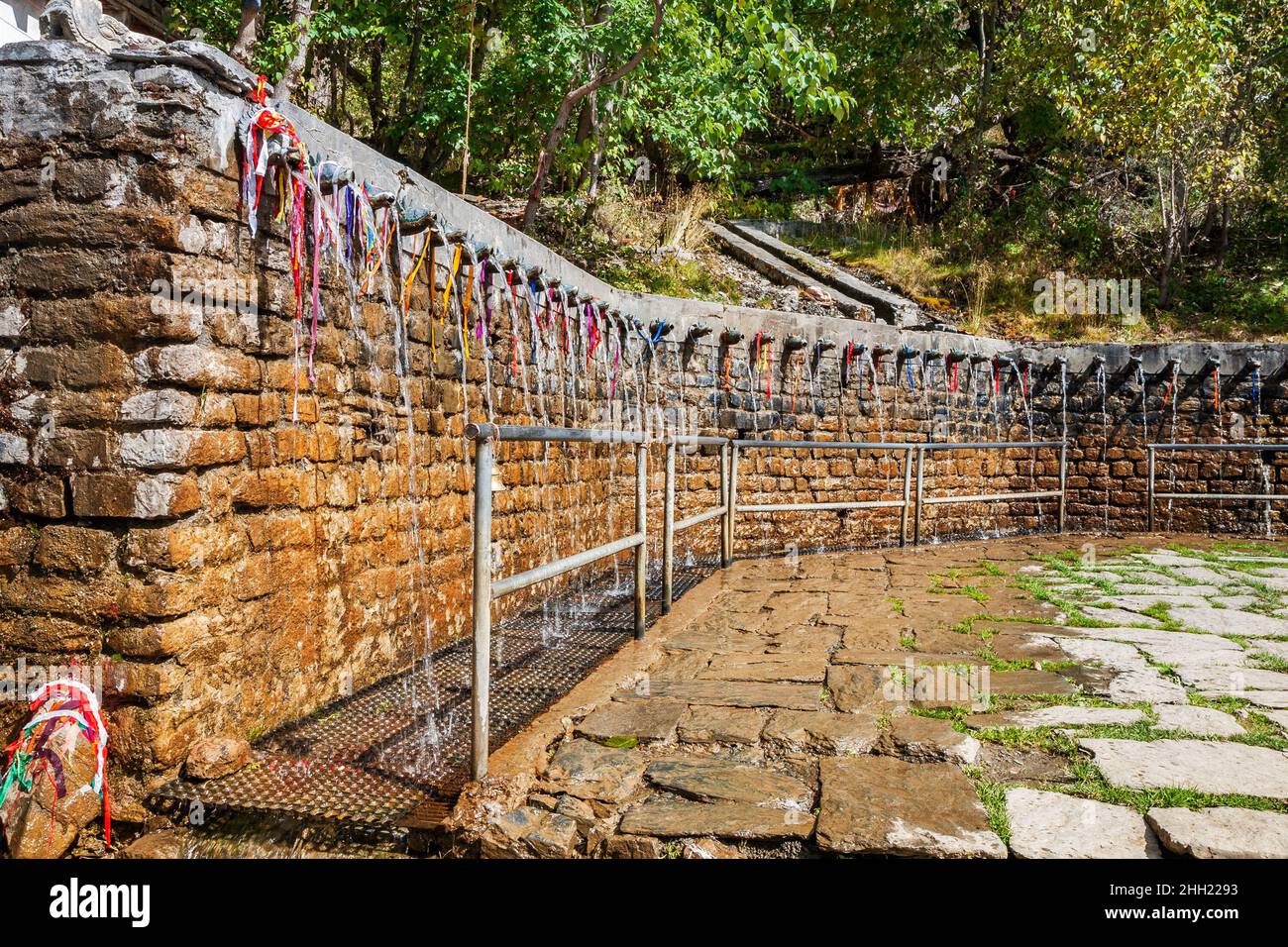 108 sorgente Santa a Muktinath. Luogo sacro di buddisti e indù. Nepal Foto Stock