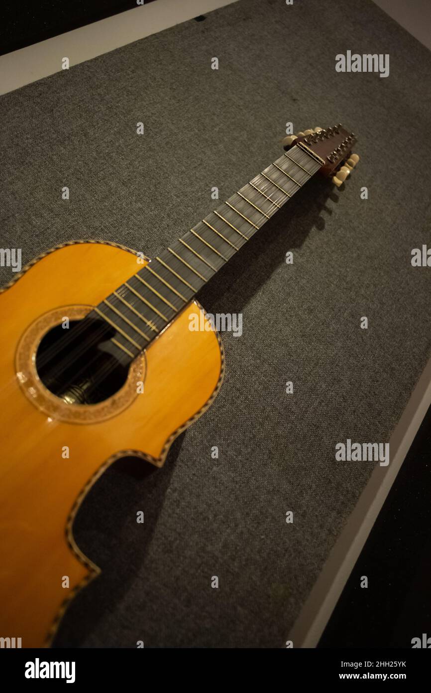 Chitarra acustica in uno studio musicale Foto Stock