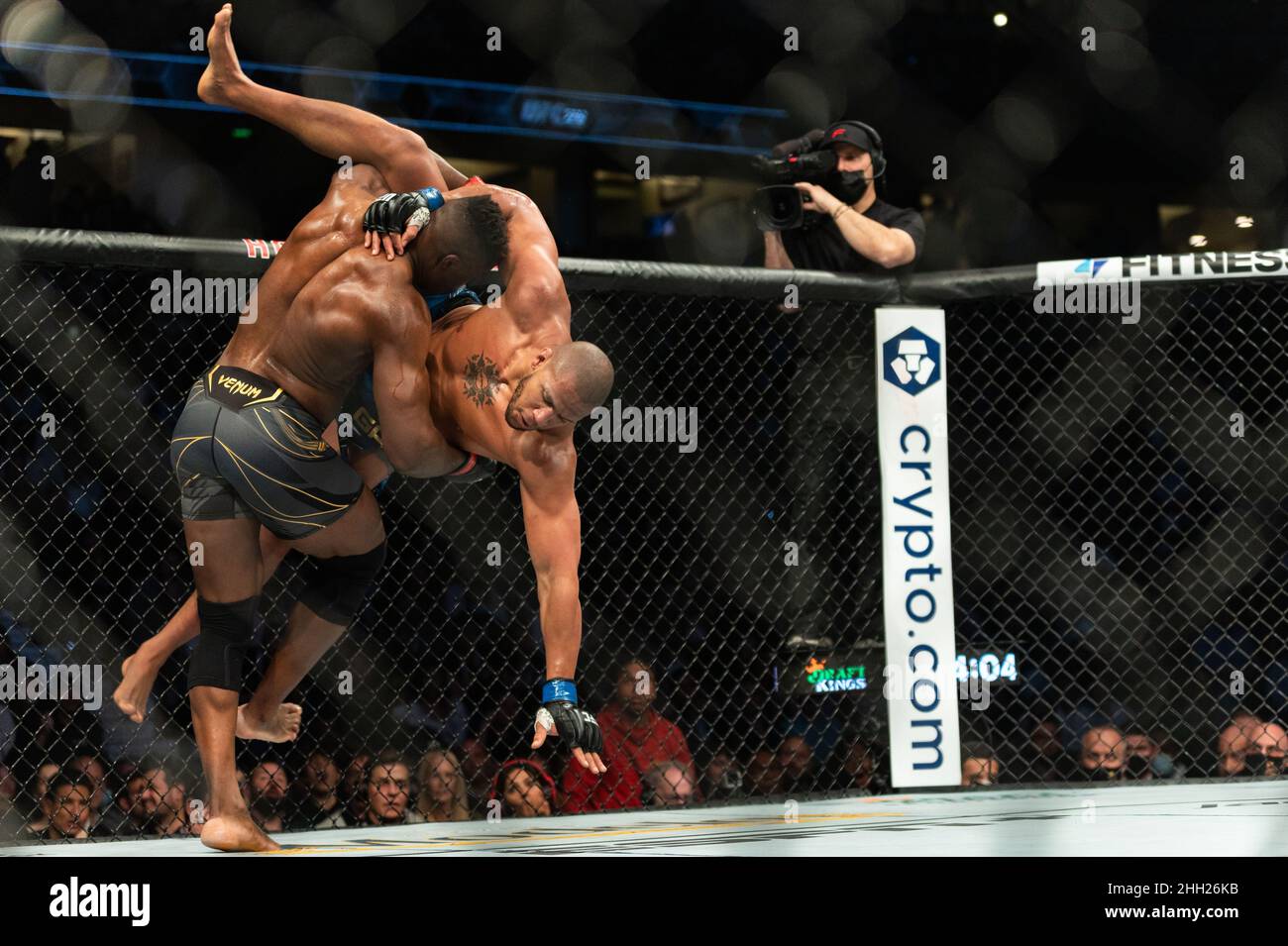 Anaheim, California, Stati Uniti. 22nd Jan 2022. UFC 270: Ngannou vs Gane: Francis Ngannou prendendo Ciryl Gane per un giro e grande slam. (Credit Image: © Dalton Hamm/ZUMA Press Wire) Foto Stock