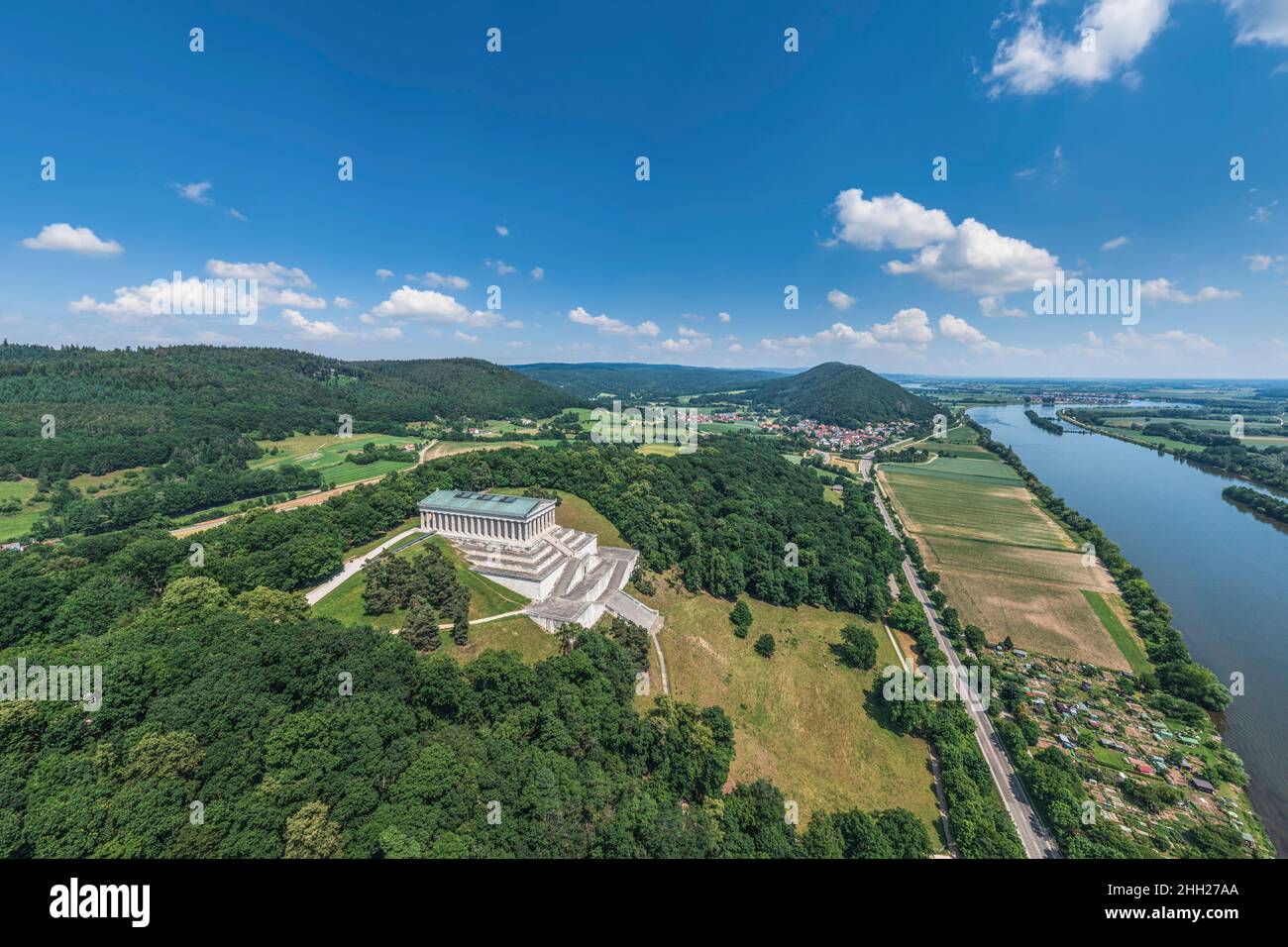 Vista dell'ampia valle del Danubio e del sito commemorativo di Walhalla ad est di Regensburg. Foto Stock