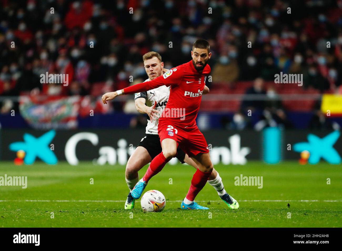 Yannick Carasco di Atletico de Madrid e toni lato di Valencia durante il campionato spagnolo la Liga partita di calcio tra Atletico de Madrid e Valencia CF il 22 gennaio 2022 allo stadio Wanda Metropolitano di Madrid, Spagna - Foto: Oscar Barroso/DPPI/LiveMedia Foto Stock