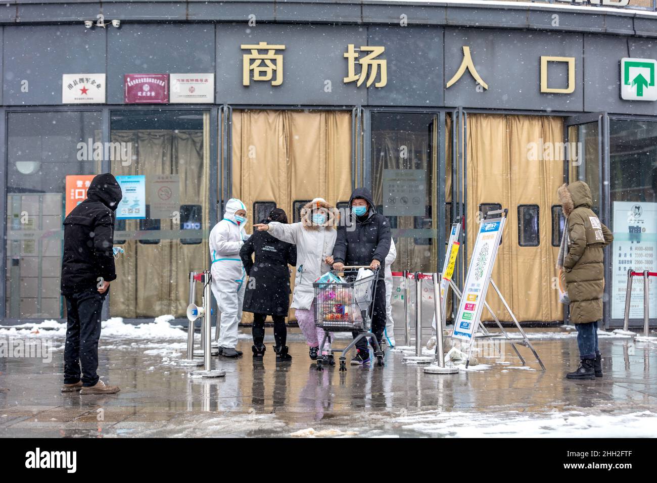 ANYANG, CINA - 23 GENNAIO 2022 - la gente va a fare shopping nella neve in Anyang, provincia centrale di Henan della Cina, 23 gennaio 2022. Foto Stock