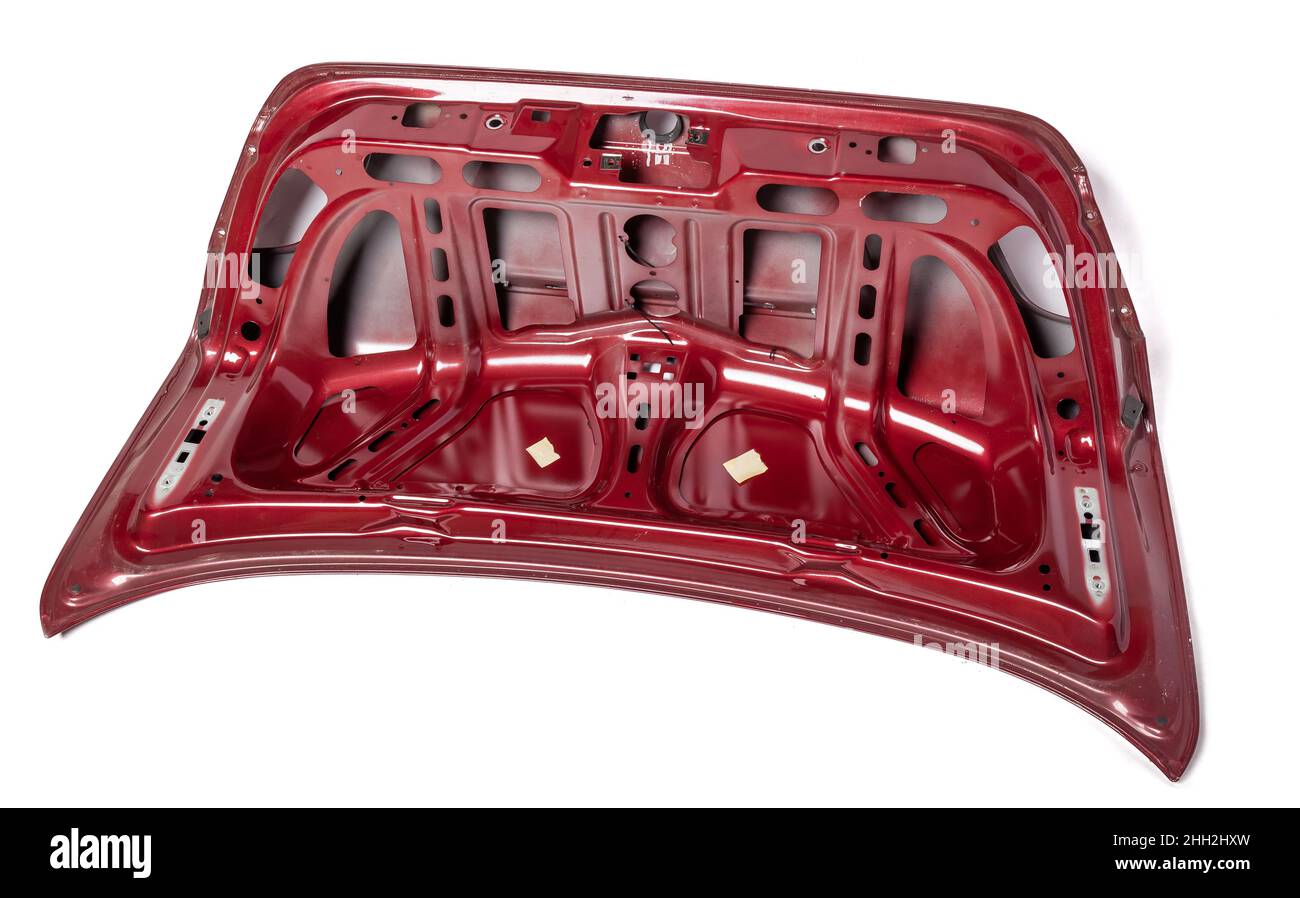 Lato posteriore dello sportello del bagagliaio metallico rosso con rinforzi su sfondo bianco isolato in uno studio fotografico con targhetta costruttore per l'installazione su un'auto dopo un Foto Stock