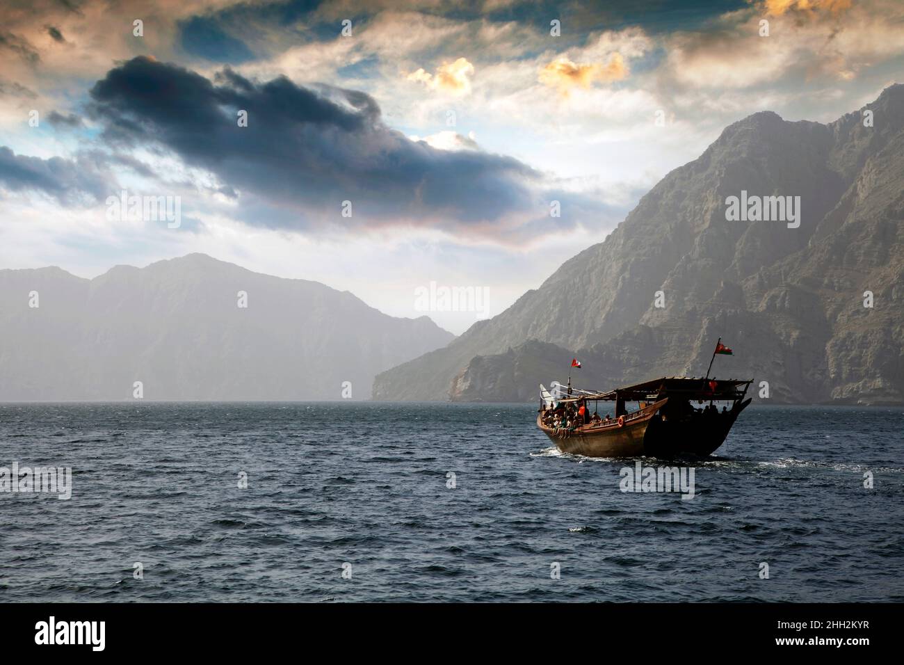 Dhow con turisti nei fiordi di Musandam, Khasab, Oman, Medio Oriente e Asia Foto Stock