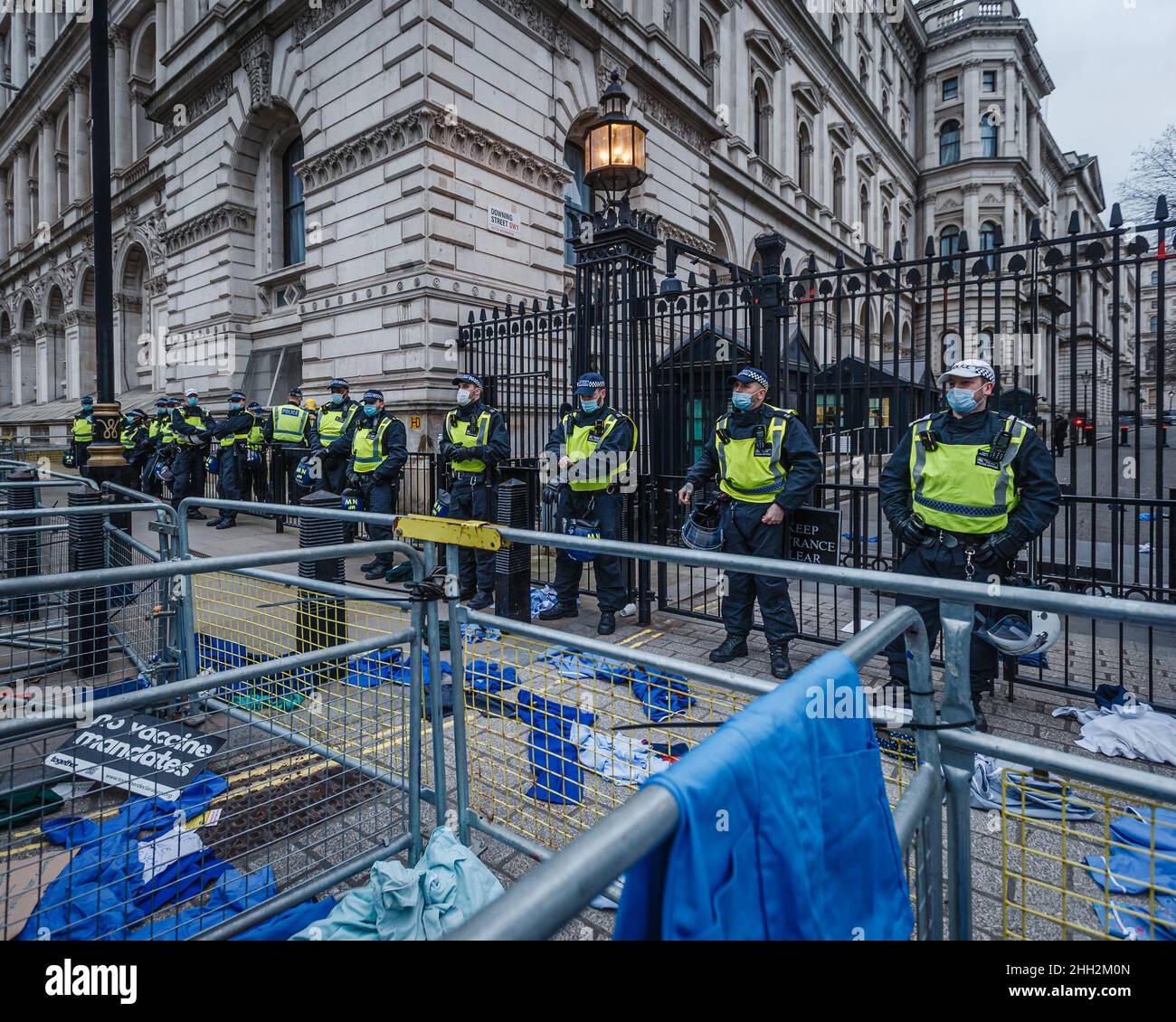 Incontrò la guardia di polizia Downing Street mentre il personale NHS gettò scrub in protesta contro i jab obbligatori. Foto Stock