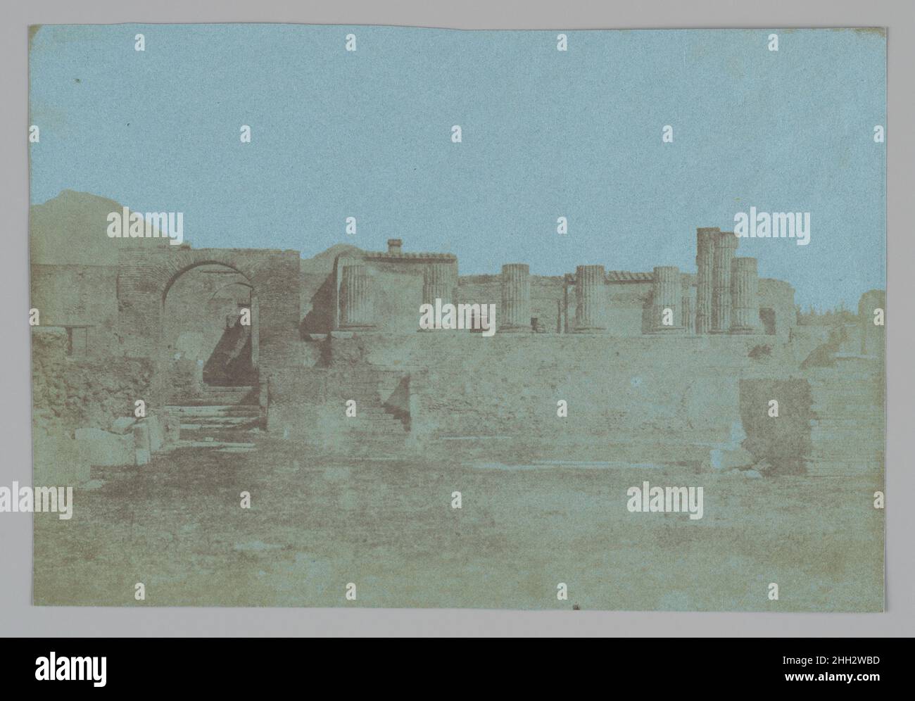 Tempio di Giove, Pompei 1851 Alfred-Nicolas Normand mentre studiava arte e architettura come pensionato dell'Accademia Francese a Roma, Normand incontrò il fotografo Maxime Du Camp e lo scrittore Gustave Flaubert subito dopo che la coppia tornò a documentare i loro viaggi in Egitto. Ispirato a Du Camp, l'architetto Normand ha intrapreso il processo fotografico del calotipo e ha iniziato ad integrare le sue fotografie nei suoi disegni per progetti di costruzione. Ha stampato questa visione del Tempio di Giove nel Foro di Pompei su carta blu, impartendo la fotografia con l'effetto di uno studio dell'acquerello. H Foto Stock