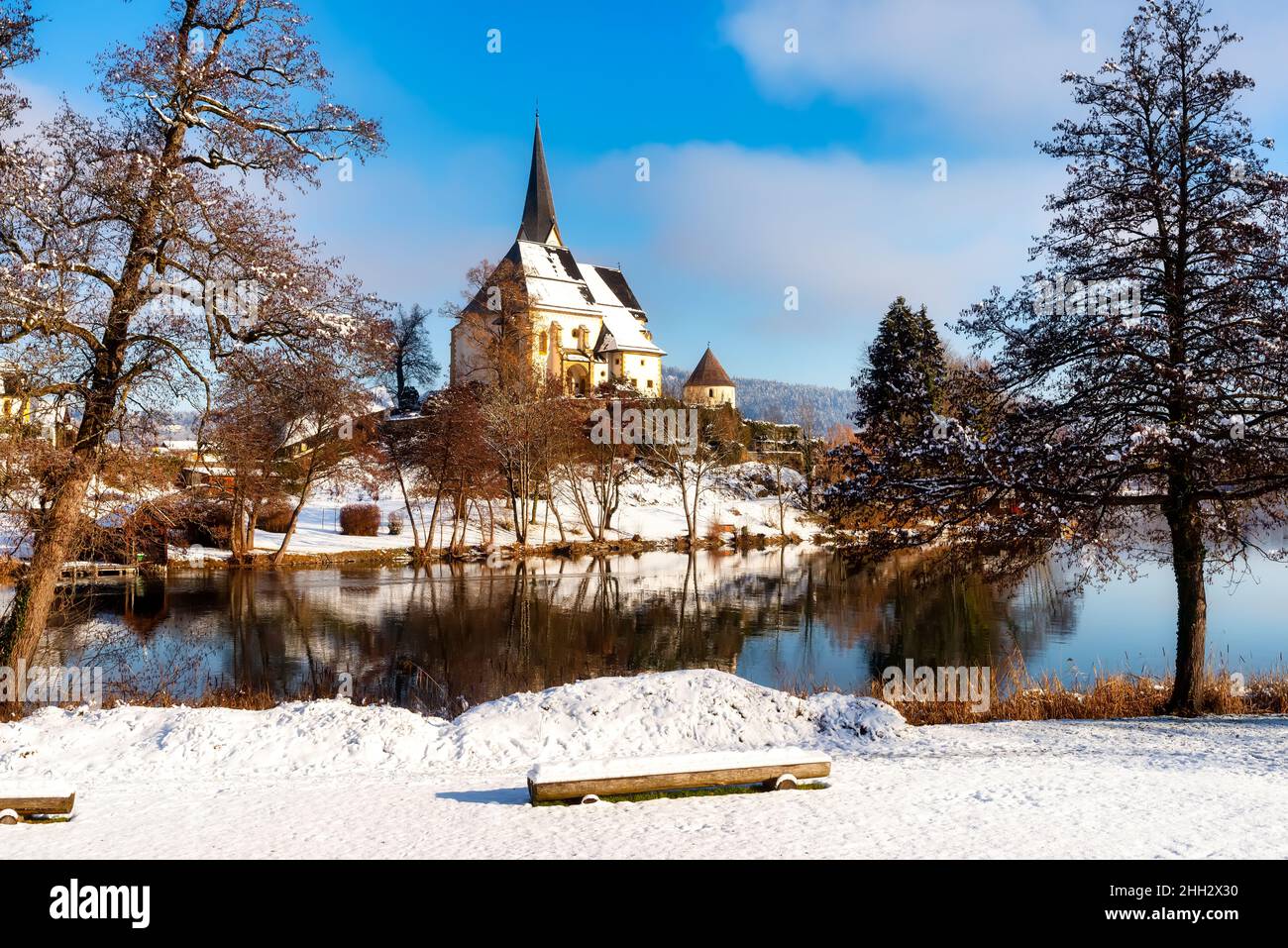 Vista idilliaca della chiesa di pellegrinaggio di Maria Worth in inverno, Carinzia, Austria. Pfarrkirche Mariae Himmelfahrt, Österreich Foto Stock