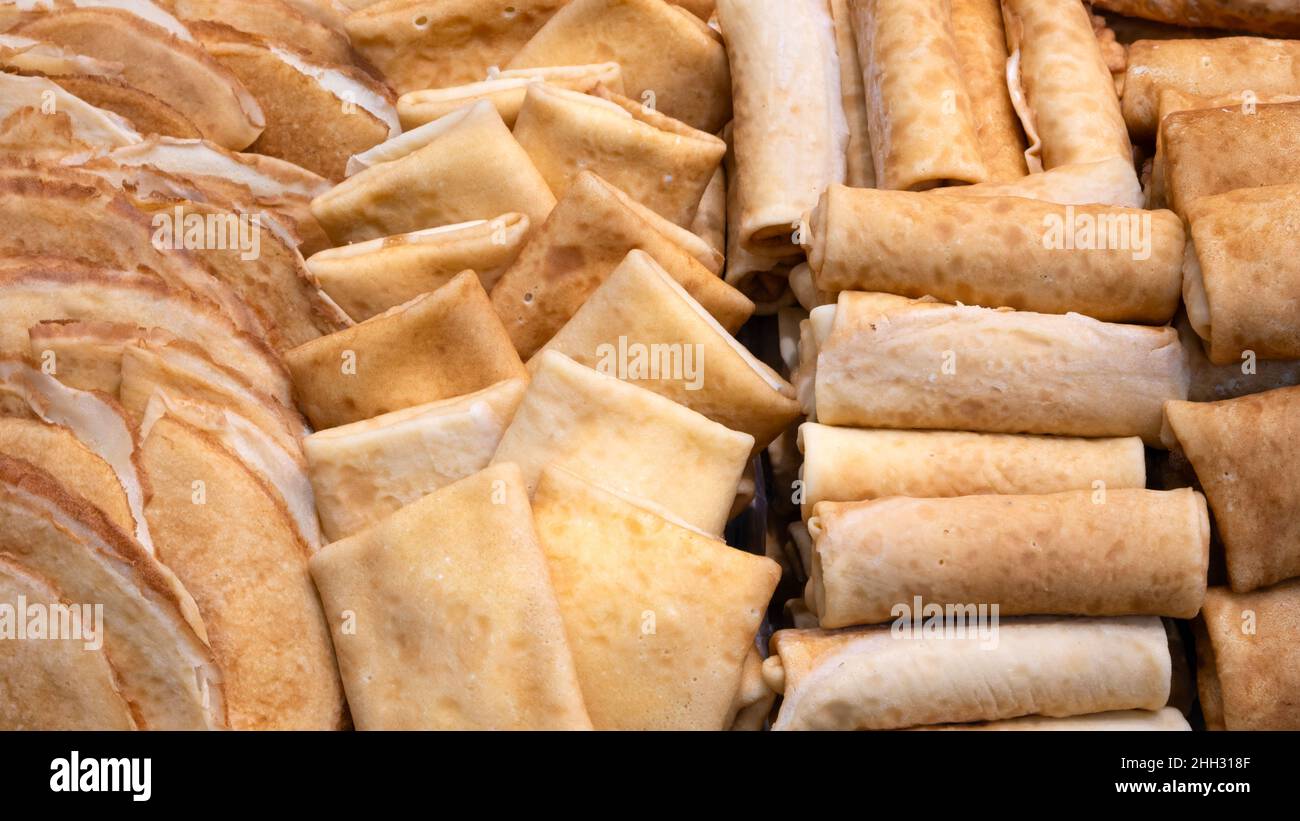 Un sacco di diverse frittelle in una vetrina in una panetteria, concetto di colazione background Foto Stock