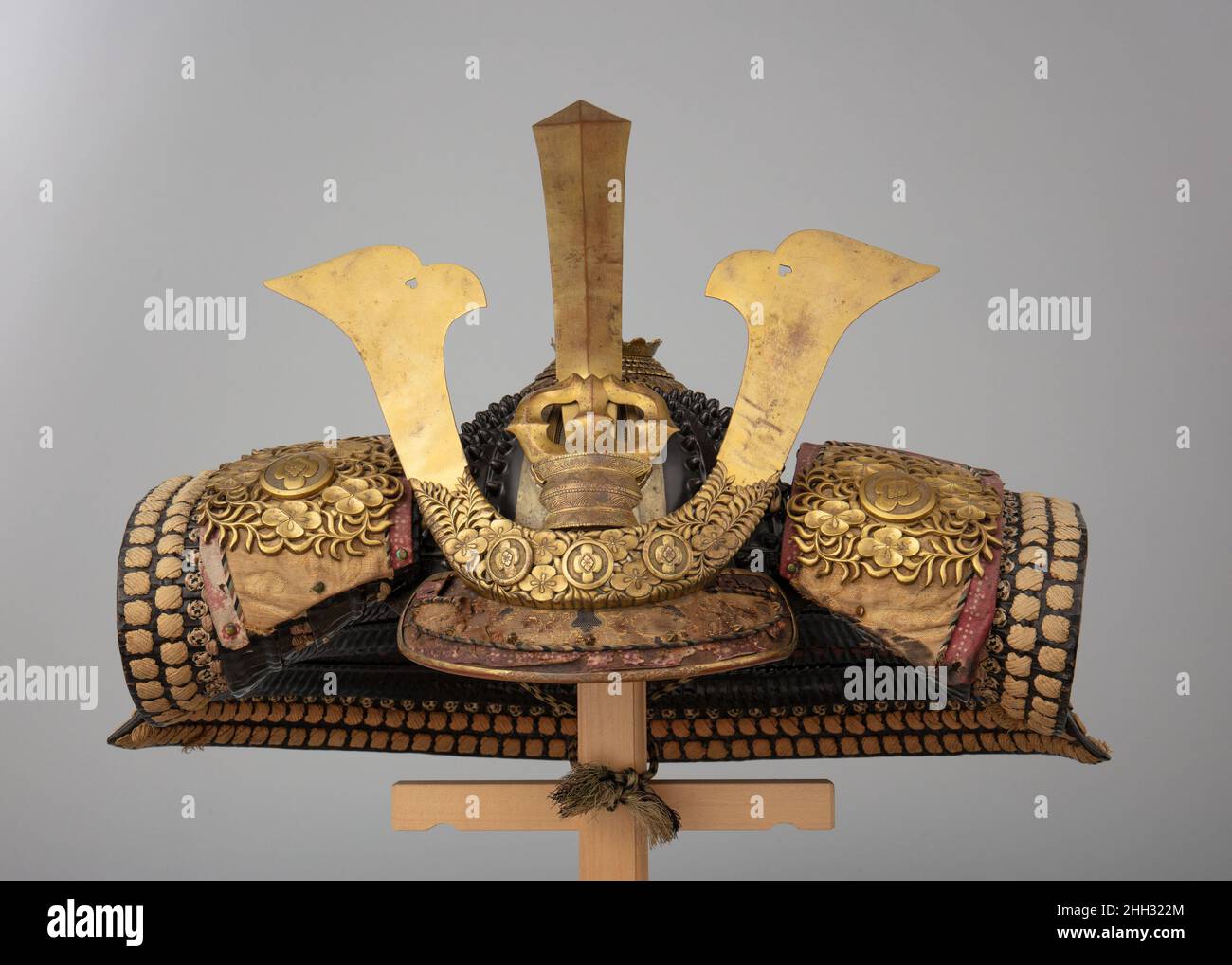 Casco (Hoshi Kabuto) nel 13th stile fine 17th o inizio 18th secolo giapponese durante il periodo Edo (1615–1868), c'era un risveglio consapevole delle mode delle armature medievali, e questo casco è un esempio istruttivo. Fu realizzata in stile duecentesco, e certamente fu realizzata per accompagnare un'armatura di stile yoroi medievale. Le finiture in metallo sul casco includono il distintivo della famiglia Hotta, daimyo di Sakura. Casco (Hoshi Kabuto) in stile 13th secolo. Giapponese. Fine 17th o inizio 18th secolo. Ferro, lacca, rame dorato, pelle, seta. Caschi Foto Stock Casco (Hoshi Kabuto) nel 13th stile fine 17th o inizio 18th secolo giapponese durante il periodo Edo (1615–1868), c'era un risveglio consapevole delle mode delle armature medievali, e questo casco è un esempio istruttivo. Fu realizzata in stile duecentesco, e certamente fu realizzata per accompagnare un'armatura di stile yoroi medievale. Le finiture in metallo sul casco includono il distintivo della famiglia Hotta, daimyo di Sakura. Casco (Hoshi Kabuto) in stile 13th secolo. Giapponese. Fine 17th o inizio 18th secolo. Ferro, lacca, rame dorato, pelle, seta. Caschi Foto Stock