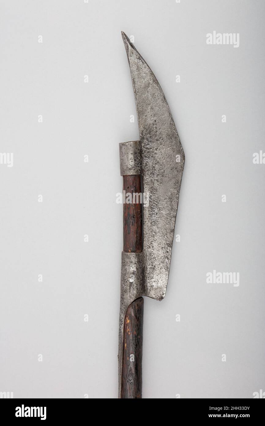 Halberd ca. 1400 Svizzeri l'alabarda è l'arma della Svizzera, una manifestazione reale e simbolica dell'indipendenza svizzera, Che è stato salvaguardato nel tardo medioevo e nei primi periodi del Rinascimento dalla capacità di fanteria non nobile armato con tali armi per affrontare con successo eserciti esterni che si basavano su cavalleria pesante tradizionale composto per lo più di nobili. Questo halberd è raro e importante per la sua data iniziale, indicato dalla sua forma e costruzione; per mantenere il suo albero originale, possibilmente il primo albero originale per sopravvivere e una caratteristica che è trovato raramente intatto e. Foto Stock