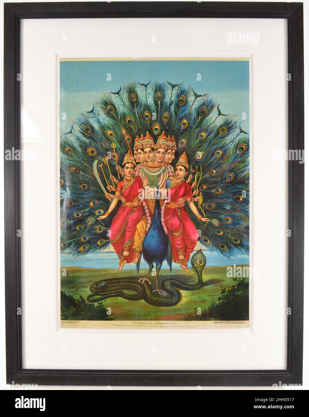 Shri Shanmukha Subramania Swami ca. 1900–15 India il primo figlio di Shiva e Parvati è Skanda, il dio della guerra, nato da Shiva e dal grembo di Parvati (una storia complicata). Il suo nome può essere letto in modo credibile come un “salto”, un’azione associata sia ai giovani virili in combattimento che al monte favorito da Skanda, il pavone. Ha assunto molti epiteti, da Kartikya nel nord-ovest a Muragan (‘devine giovani’) e, come qui, Suprahmanya (‘pio, caro a Brahmans’) nel sud. In questa stampa riccamente colorata, ha assunto un titolo molto favorito a Tamil Nadu, Shanmukha (‘six-fronted’) Foto Stock