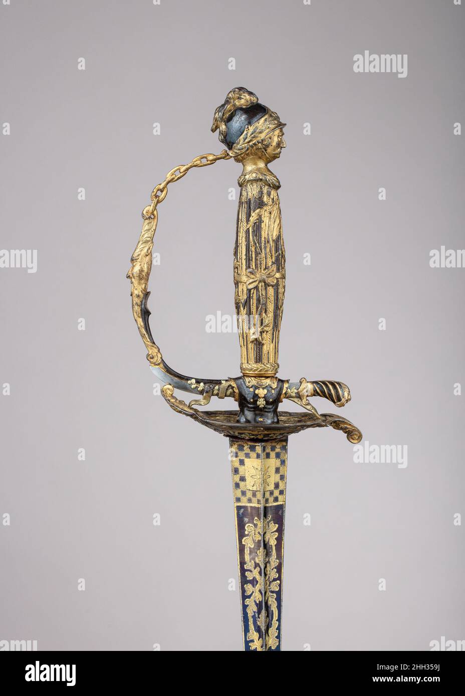 Spada di spada con scabbardo ca. 1760–70 Francese all'inizio del XVII secolo, la rapa, una lunga spada slanciata e spintosa, cominciò a dominare come arma di scelta del Signore. Nel corso del secolo, tuttavia, man mano che le tecniche di recinzione civile divennero più specializzate e raffinate, la pinza si sviluppò in un'arma più leggera e rifinita, conosciuta da circa il 1700 come spada piccola. Le Smallspade, spesso riccamente decorate, sono rimaste parte integrante del guardaroba di un Signore fino a quando l’indosso delle spade in ambienti civili non è andato di moda alla fine del XVIII secolo, quando la pistola Foto Stock