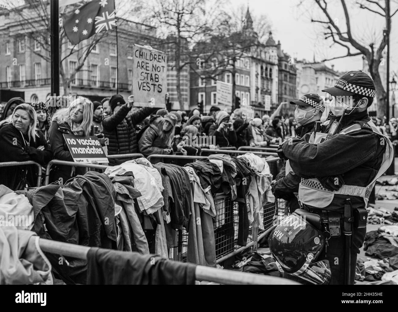 Manifestanti contro i mandati di vaccinazione fuori da Downing Street a Londra. Foto Stock