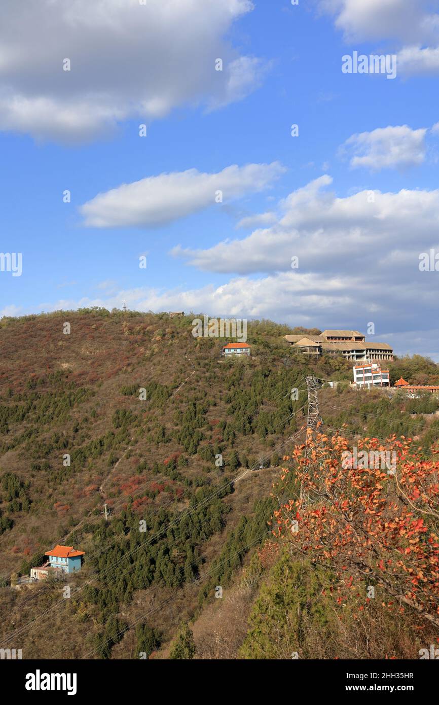 Il Parco Nazionale della Foresta delle Tombe dei Ming di Pechino è uno dei luoghi migliori per escursioni con alberi autunnali, belle foglie di acero rosso，montagne continue. Foto Stock