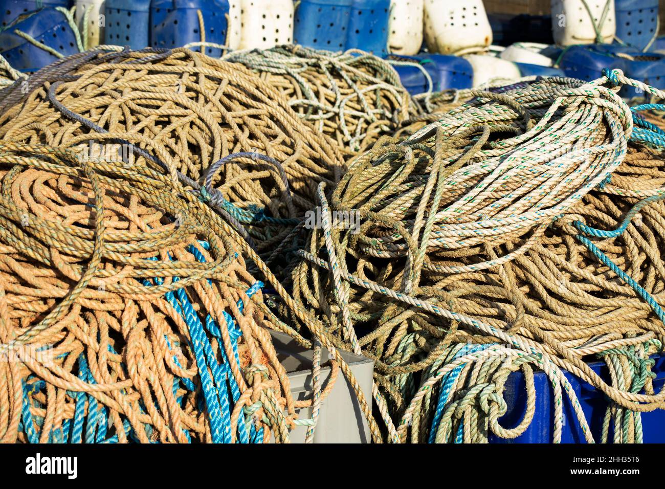 Per la posa di linee di granchio e di altri attrezzi da pesca sono necessarie enormi tratte di linee di funi sintetiche. Le materie plastiche e i nylon sono i principali inquinatori marini Foto Stock