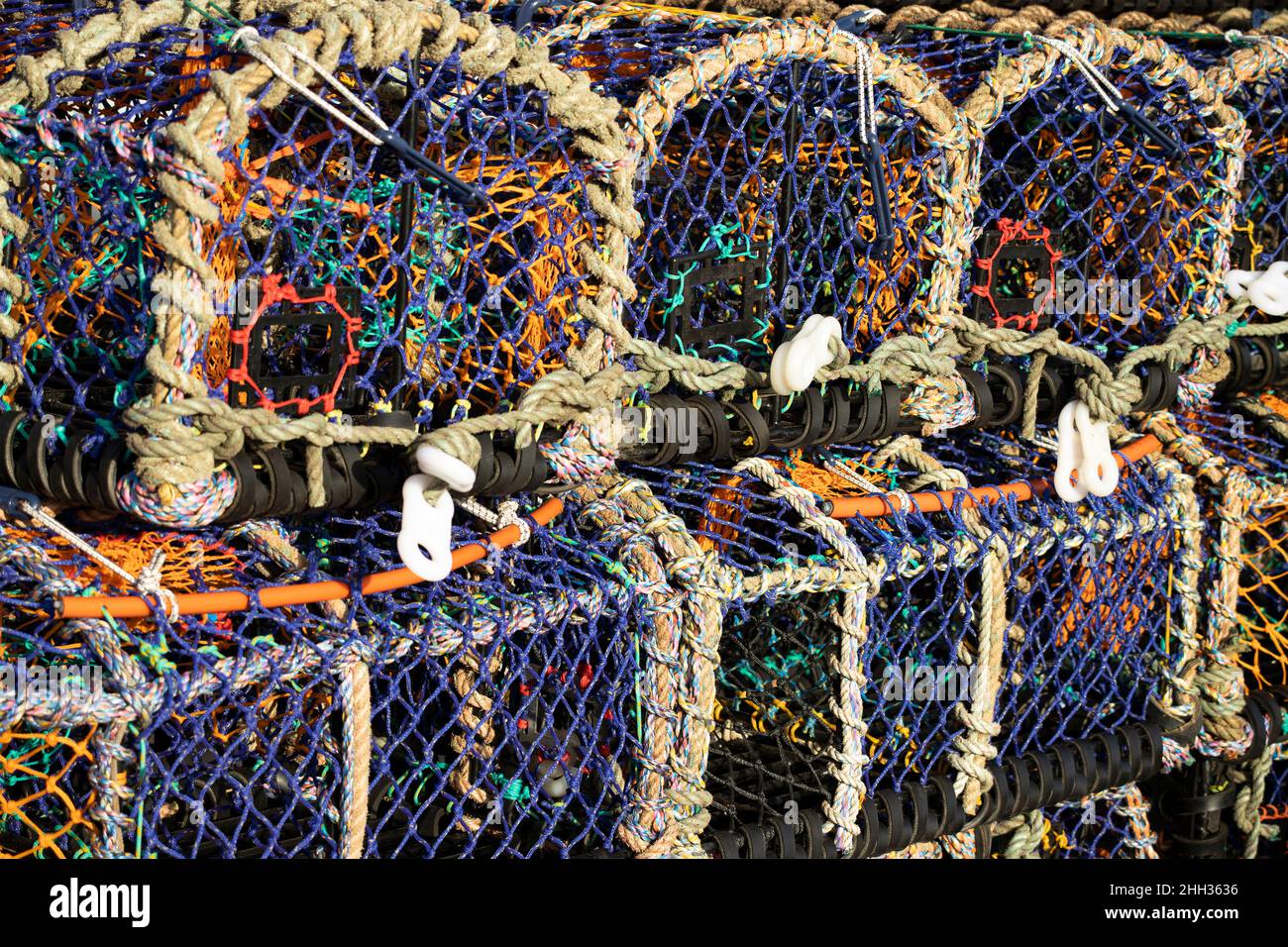 Nuovi granchi sono impilati sul molo nel porto di Scarborough in attesa di utilizzo. Realizzati con materiali moderni (plastica), sono fedeli ai vecchi disegni Foto Stock