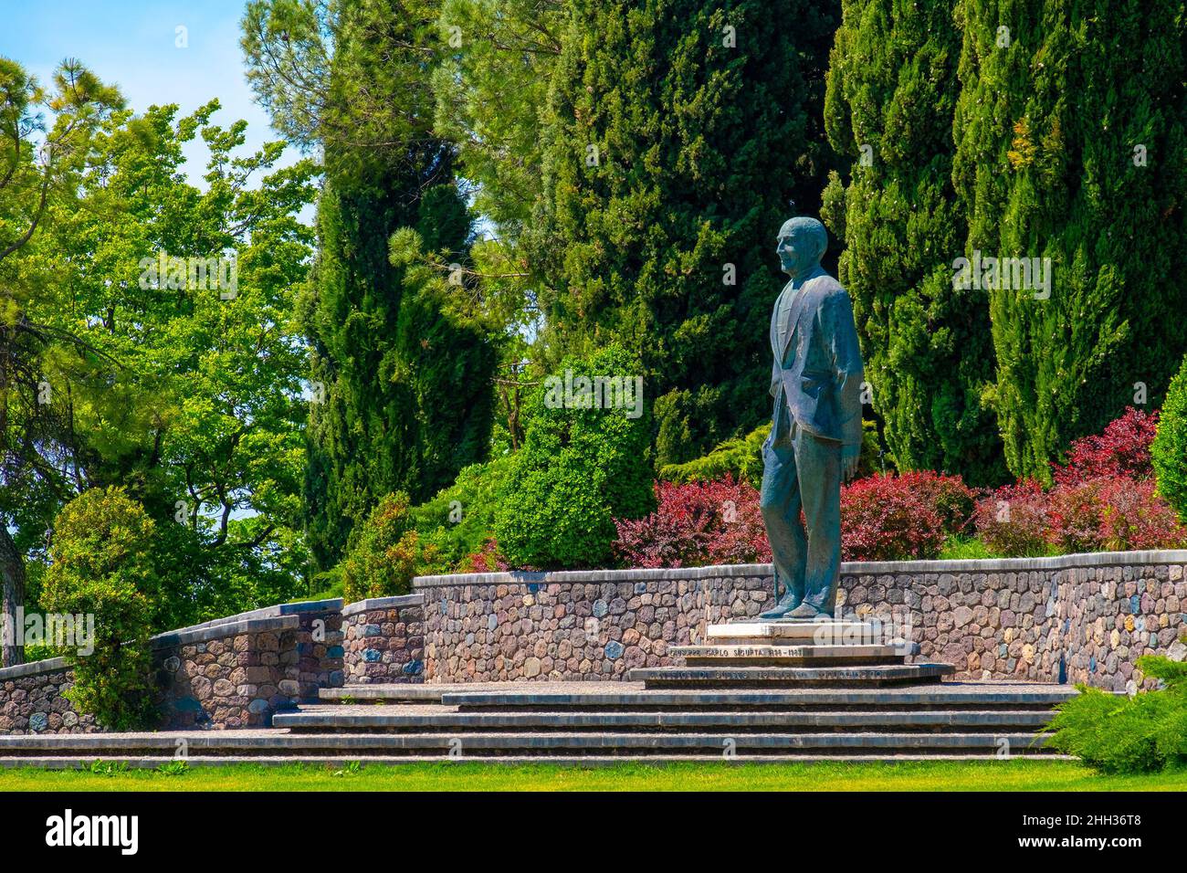 Statua di Giuseppe Carlo Sigurta fondatore dei giardini di Sigurta a Valeggio sul Mincio - Provincia di Verona - Regione Veneto - punto di riferimento Italia Foto Stock