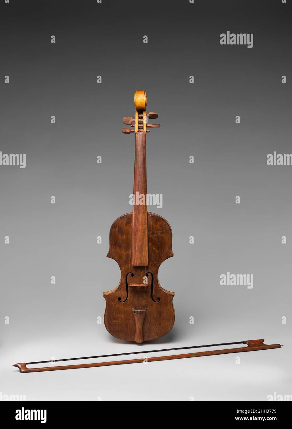 Violino 19th Century American Descrizione tecnica: Dorso e ventre di acero macchiato, leggermente arcuato; sponda, ponte e fingerboard eventualmente rovere; profilo a vita profonda, angoli ampi, grande rotolo, f fori; disegno scolpito sulla faccia del ponte; con arco a testa di cova.. Violino. Americano. 19th secolo. Legno. Georgia, Stati Uniti. Chordophone-liuto-inchino-non grotted Foto Stock