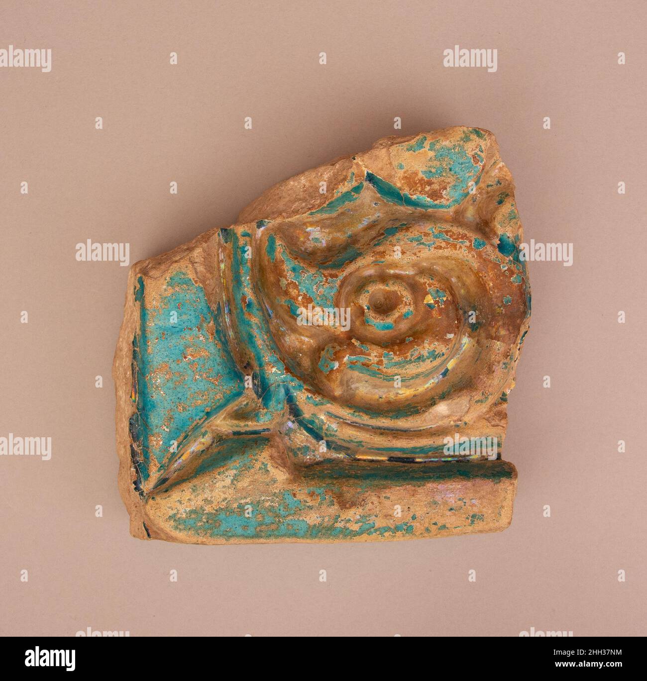 Frammento di stampo 12th secolo questo oggetto è stato scavato a Nishapur.Nishapur era una città vitale nei periodi islamici iniziale e medio, situata lungo una delle traiettorie principali che ha collegato l'Iran e le terre islamiche dell'Asia occidentale con l'Asia centrale e la Cina. Questi itinerari sono spesso indicati con il termine ‘percorsi Silk’, ma sono stati di fatto cruciali per il movimento di costellazioni di materiali e oggetti, nonché di persone e idee. La diversa popolazione di Nishapur e dei suoi dintorni, dai gruppi d'élite meglio ricercati di mercanti, aristocrazia proprietaria e alfabeti, ai meno conosciuti Foto Stock