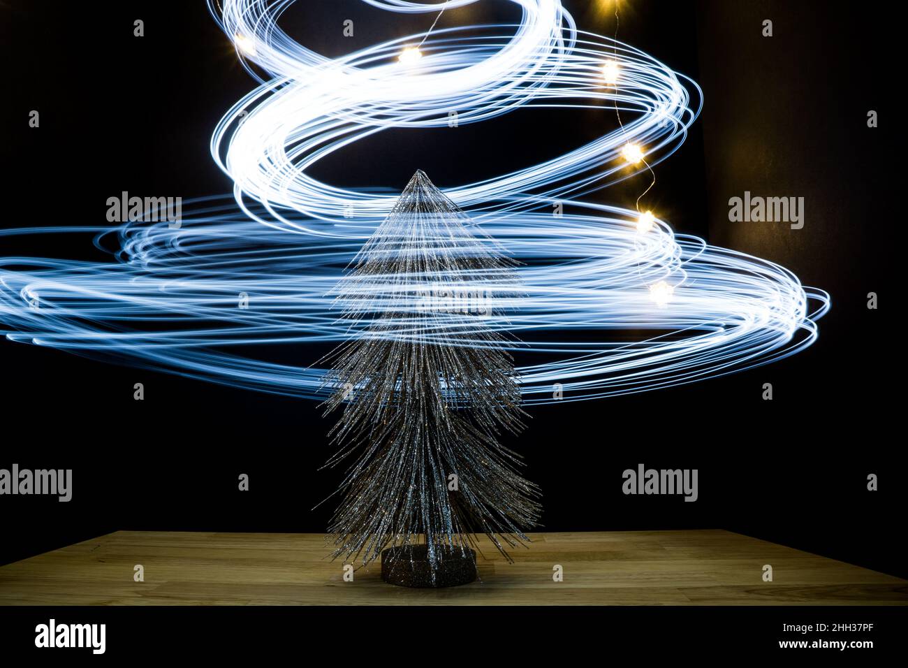 Albero scintillante e luci vorticanti Foto Stock