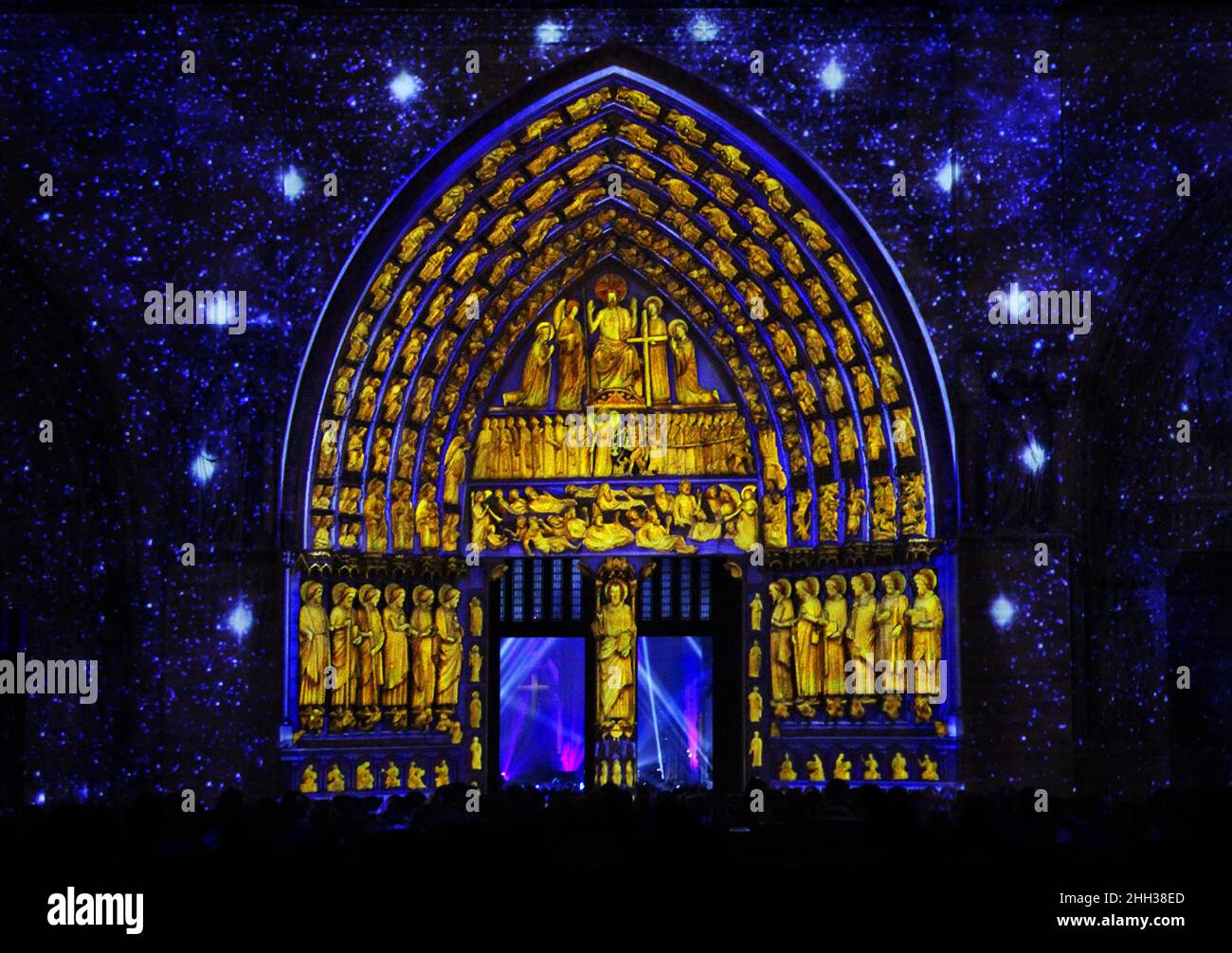 La porta principale della cattedrale di Notre Dame de Parisl (Francia), prima del fuoco subìto, illuminata da uno spettacolo notturno, e con successivo digitale Foto Stock
