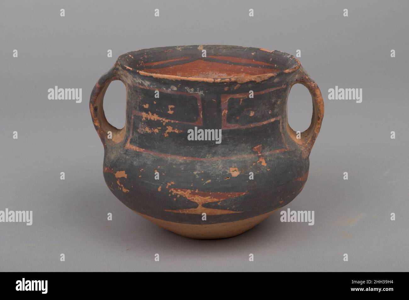 Vasetto piccolo (Guan) 2300–2000 a.C. Cina. Vasetto piccolo (Guan). Cina. 2300–2000 A.C. Terracotta con pigmento. Periodo neolitico, cultura Majiayao, tipo Machang. Ceramica Foto Stock