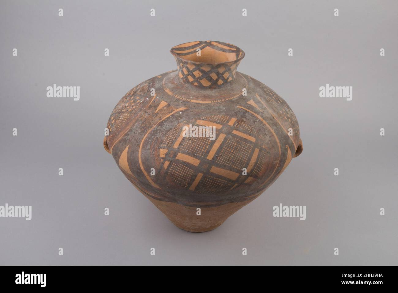 Vaso a forma di pera (Hu) 2500–2000 a.C. Cina. Vaso a forma di pera (Hu). Cina. 2500–2000 A.C. Terracotta con pigmento. Periodo neolitico, cultura Majiayao, tipo Banshan-Machang. Ceramica Foto Stock