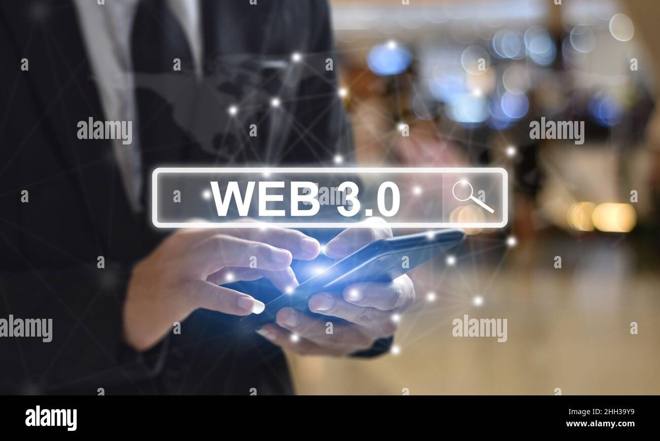 Businessman sta usando il telefono cellulare premendo sullo schermo virtuale e selezionare 'Web 3,0'. Concetto di tecnologia moderna Foto Stock