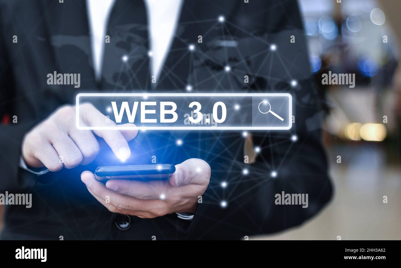 Businessman sta usando il telefono cellulare premendo sullo schermo virtuale e selezionare 'Web 3,0'. Concetto di tecnologia moderna Foto Stock