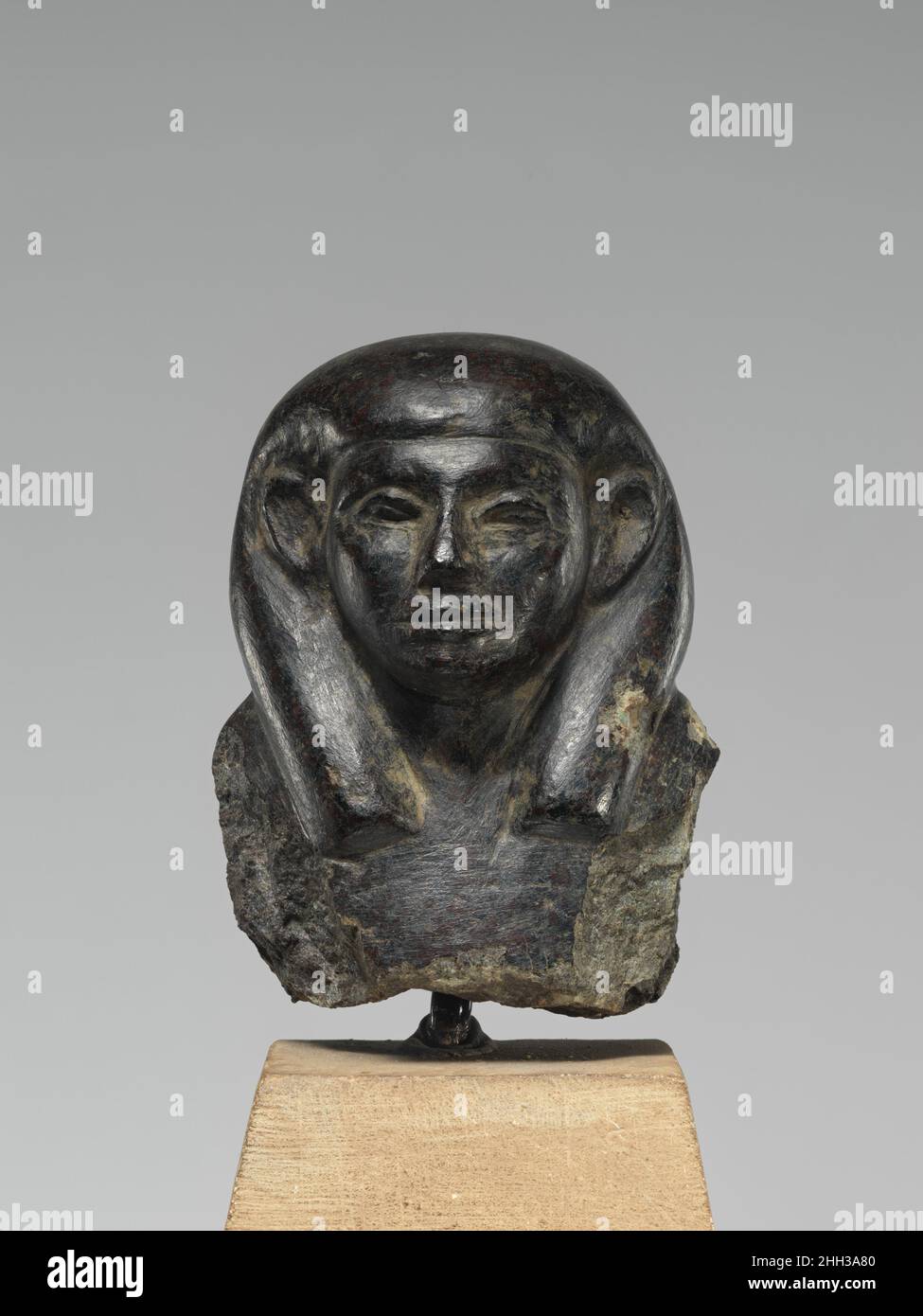 Testa e petto di una figura shabti ca. 1850–1650 a.C. Regno di mezzo scolpito in pietra, questo shabti risale al Regno di mezzo, verso la fine del periodo in cui tali oggetti appaiono per la prima volta. Trovato più spesso nelle tombe come parte dell'attrezzatura di sepoltura, queste figure erano destinate a servire come sostituti per il defunto. Tipicamente rappresentato come una mummia avvolta, gli shabtis possono essere non inscritti, o possono essere scolpiti o dipinti con il nome e i titoli del proprietario, in alcuni casi con una preghiera che chiede offerte. Gli esempi successivi possono portare un incantesimo (di solito dal Capitolo 6 del Libro dei morti) che promette questo Th Foto Stock