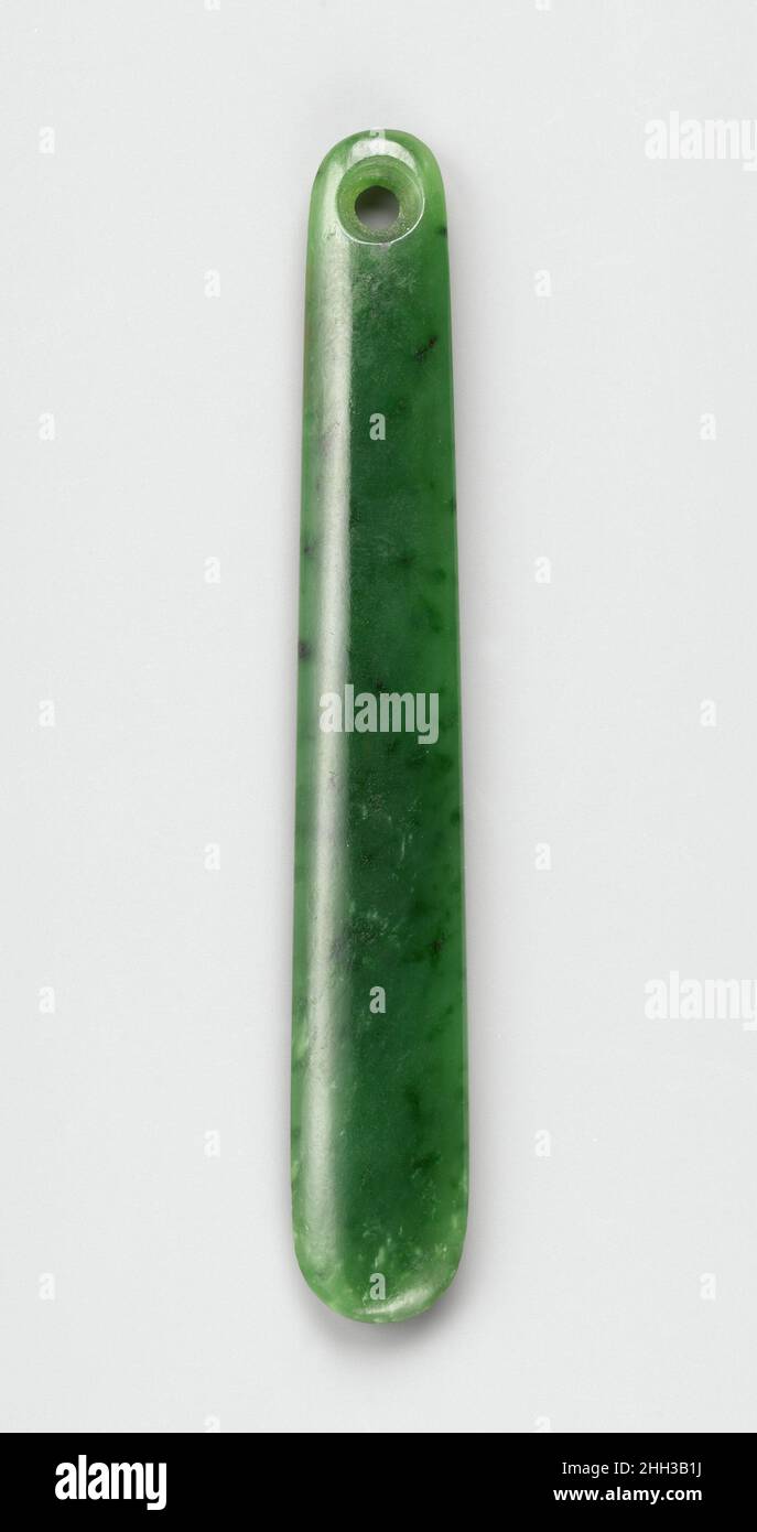 Ornamento dell'orecchio o Ciondolo (Kuru) 18th–inizio 19th secolo Maori persone questo piccolo, allungato ovale ornamento di pietra verde è stato portato variamente sospeso da una lunghezza di cordage dal lobo trafitto dell'orecchio o intorno al collo come un pendente da uomini e donne prominenti Maori. La greenstone (pounamu) era altamente apprezzata e la proprietà di tali ornamenti ha contrassegnato l'indossatore come una persona di ricchezza e di stato. L'ornamento è sottile e piatto in sezione trasversale ed è realizzato in pietra verde chiaro traslucida, lucidata per macinazione con abrasivi naturali su una superficie opaca. Sull'estremità superiore è presente un foro di sospensione, creato da Foto Stock