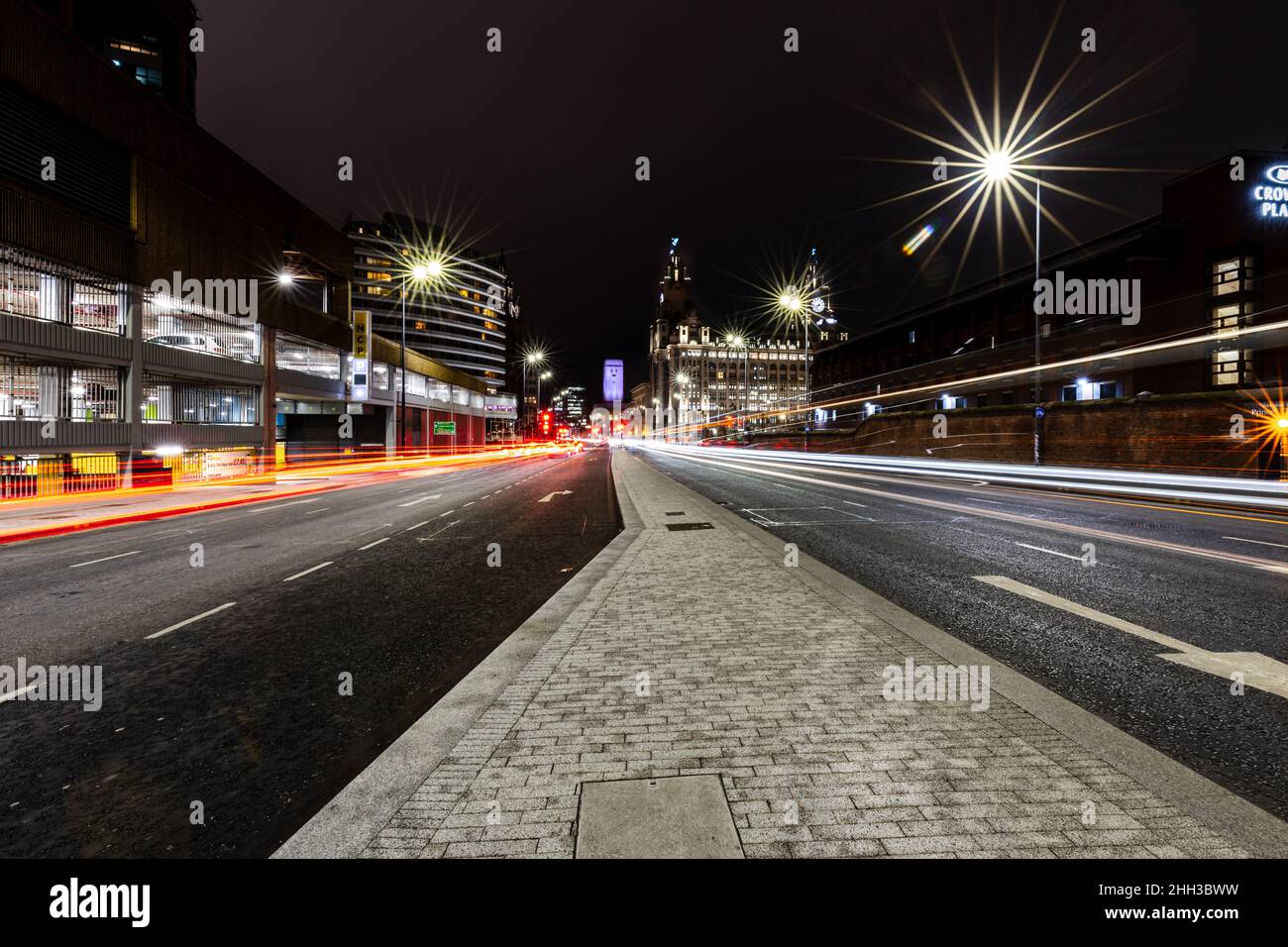 Foto notturne di Liverpool, che mostrano i colori vibranti della nostra città. Foto Stock