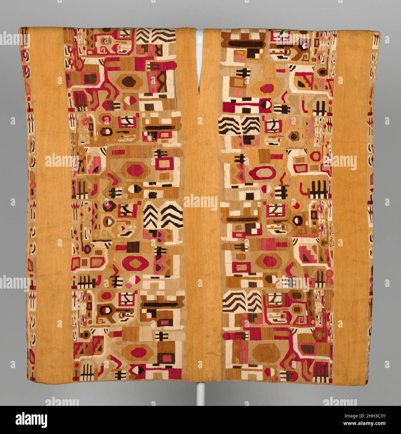 Tunic 7th–9th secolo Wari la regione andina del Sud America fu sede di una delle più lunghe e complesse storie tessili del mondo. Tra le tradizioni più spettacolari c'è quella dell'Impero Wari. Dalla loro capitale altoatesina, vicino all'attuale Ayacucho, i Wari esercitarono una forte influenza politica e culturale sulle regioni costiere e altoatesine meridionali del Perù. Introdussero uno stile d'arte distintivo, che si trova su raffinate ceramiche policrome, squisiti ornamenti personali fatti di materiali preziosi, sapientemente scolpiti opere in legno, conchiglie e pietra, e soprattutto su tessuti elaborati. Elegante Foto Stock