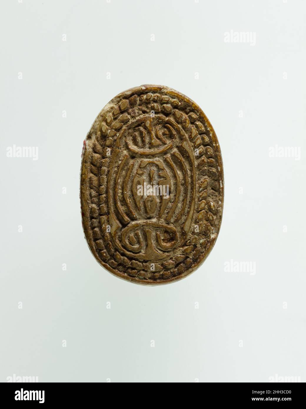 Scarabeo incisa con Nefer Sign and Coil Design ca. 1850–1802 a.C. Regno di mezzo la maggior parte degli scarabei di disegno del tardo Regno di mezzo (fine dinastia 12–dinastia 13, ca. 1850 –1640 a.C.) sono decorate con composizioni simmetriche di geroglifici e/o rotoli protettivi. Questo scarabeo mostra il segno per buono e bello (nefer) impostato all'interno di un disegno di bobine convolute. Un bordo decorativo a doppia corda circonda il design. Scarabeo incisa con Nefer Sign and Coil Design. CA. 1850–1802 A.C. Steatite, tracce di glassa verde chiaro. Medio Regno. Dall'Egitto, regione di Membite, Lisht Nord, cimitero Foto Stock