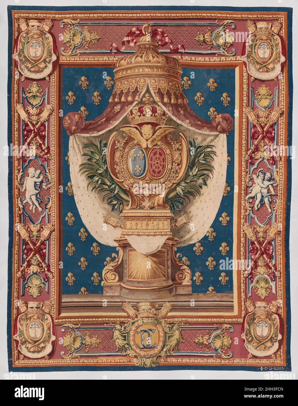 Portiere con le braccia di Chauvelin da un set chiamato una Cancelleria progettato 1679 e 1700, confini ca. 1720, tessuto 1728–30 Claude Audran III Francese al centro dell'arazzo sono le braccia di Francia e Navarra all'interno di collari di ordini di San Michel e di San Esprit.in ogni angolo dei confini sono stemmi. Descritto in termini araldici come argent, testa di cavolo selvatico sinople sradicato, gambo intrecciati da serpente o, testa sradicata, questi sono gli armoriali di Chauvelin des Grosbois et de Beauregard.. Portiere con le braccia di Chauvelin da un set chiamato Cancelleria. Francese, Parigi. Designe Foto Stock
