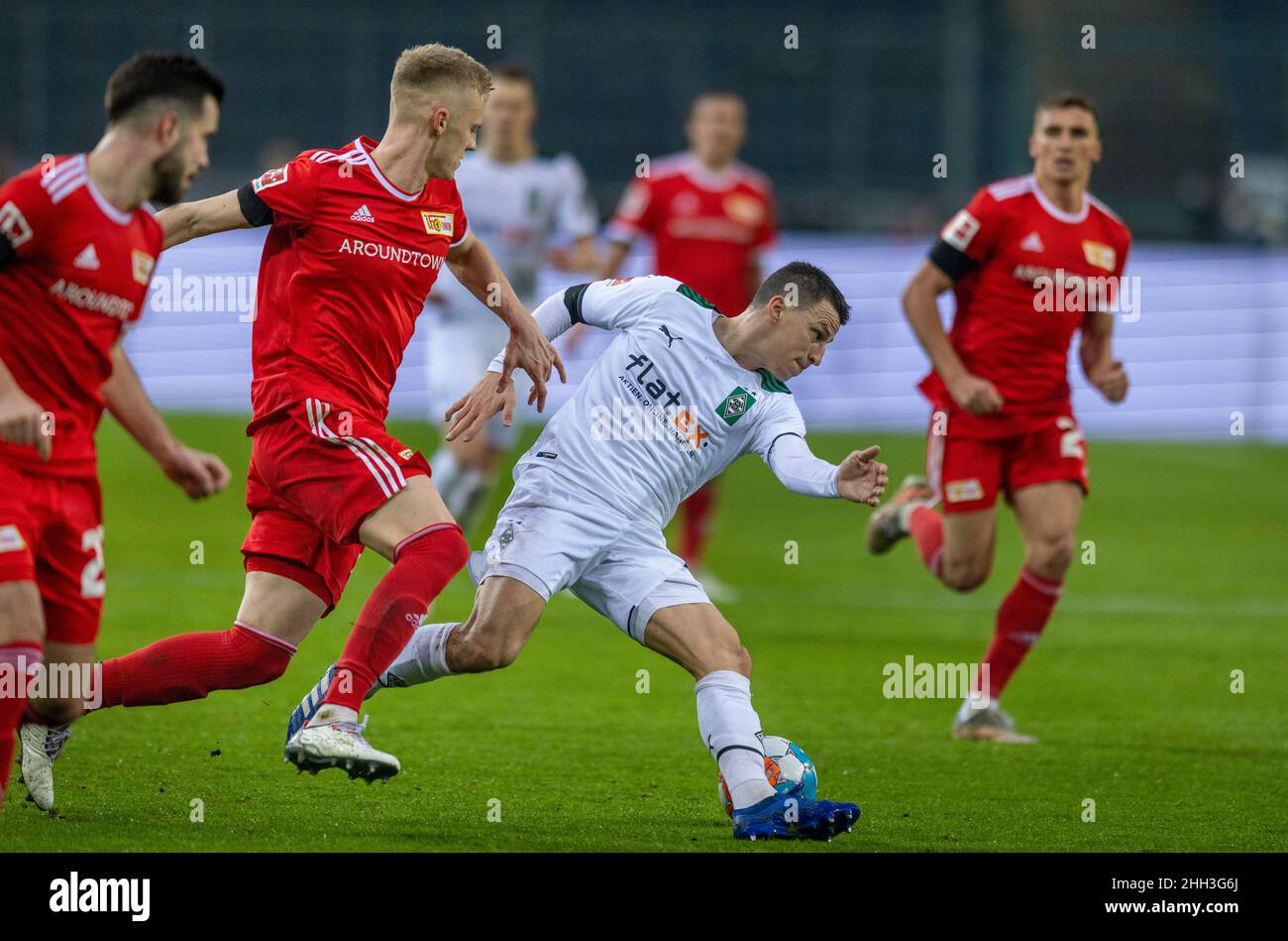 Stefan Lainer (BMG), Timo Baumgartl (Union) Borussia Mönchengladbach - Union Berlin 22.01.2022, Fussball; Bundesliga, Saison 2021/22 Foto: Moritz Mü Foto Stock