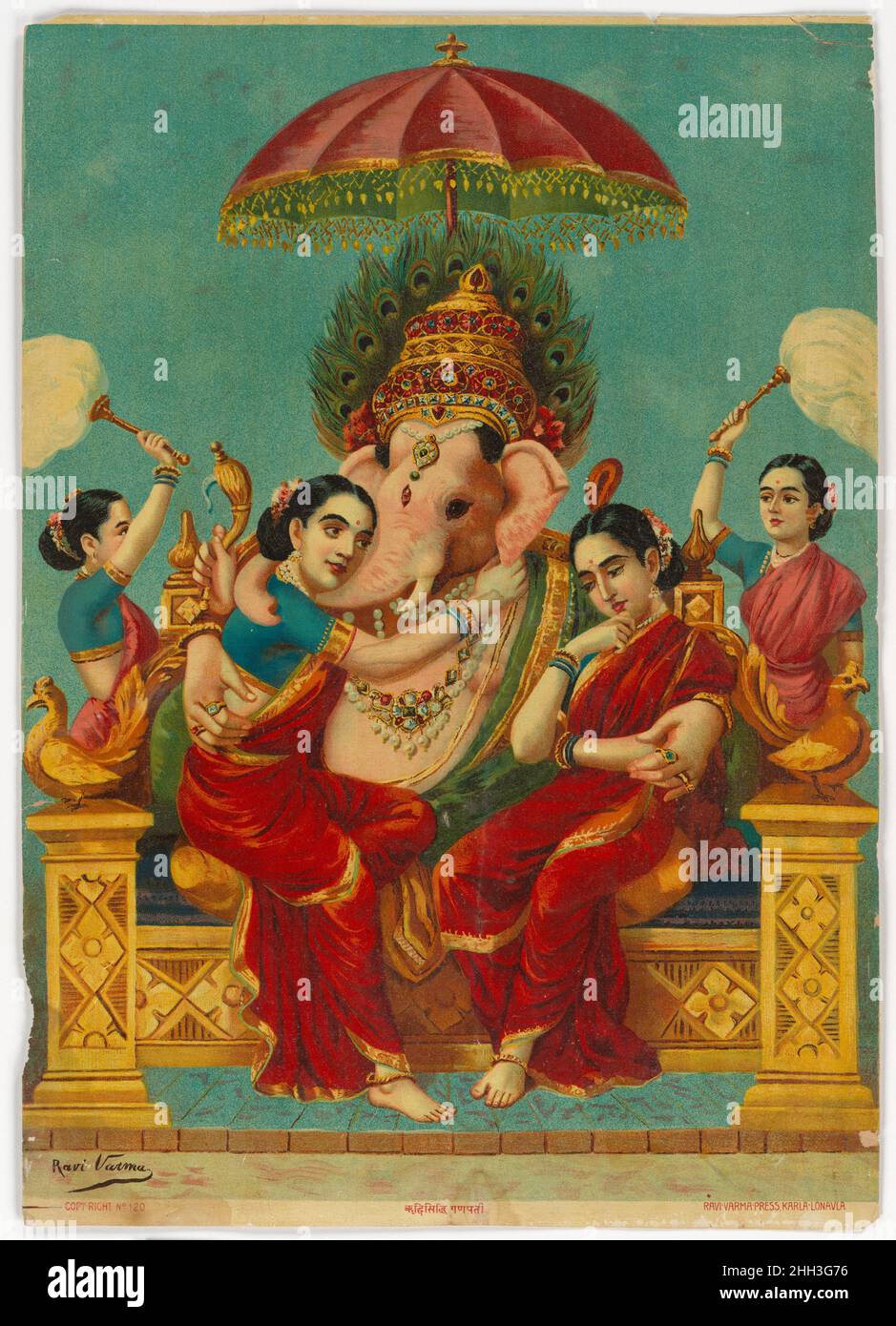 Ganapati con i suoi consorti Riddhi e Siddhi ca. 1900–15 India Ganesha, figlio di Shiva e Parvati, è adorato da tutti gli Indù come protettore di coloro che si imbarcano in nuove imprese, siano esse imprese, studenti o viaggiatori. Tutti gli eventi pubblici e le performance iniziano con un omaggio a Lord Ganesha per assicurarsi il suo boon di successo. In questa riccamente colorata impressione Ganesha è raffigurato introniato su un elaborato trono-sedile architettonico, abbracciando i suoi due amati consorti, Riddhi e Siddhi. L'artista Ravi Varma onora Ganesha con tutte le regalia necessarie di corona, ombrellone e female Foto Stock