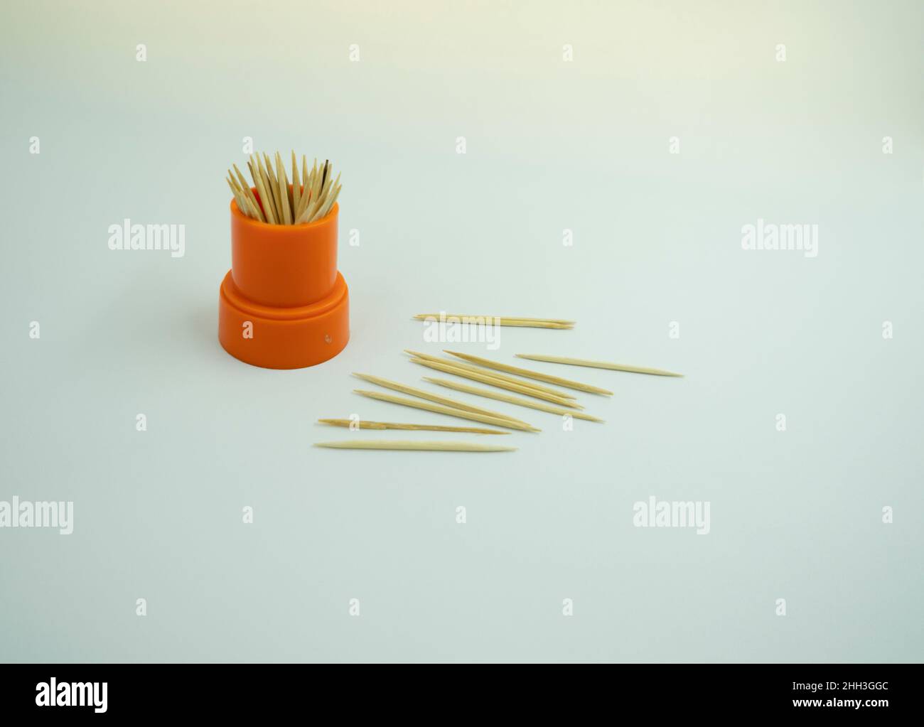foto ravvicinata di stuzzicadenti con sfondo bianco e spazio negativo. le foto sono perfette per opuscoli, poster dei prodotti, promozioni dei prodotti e annunci pubblicitari. Foto Stock