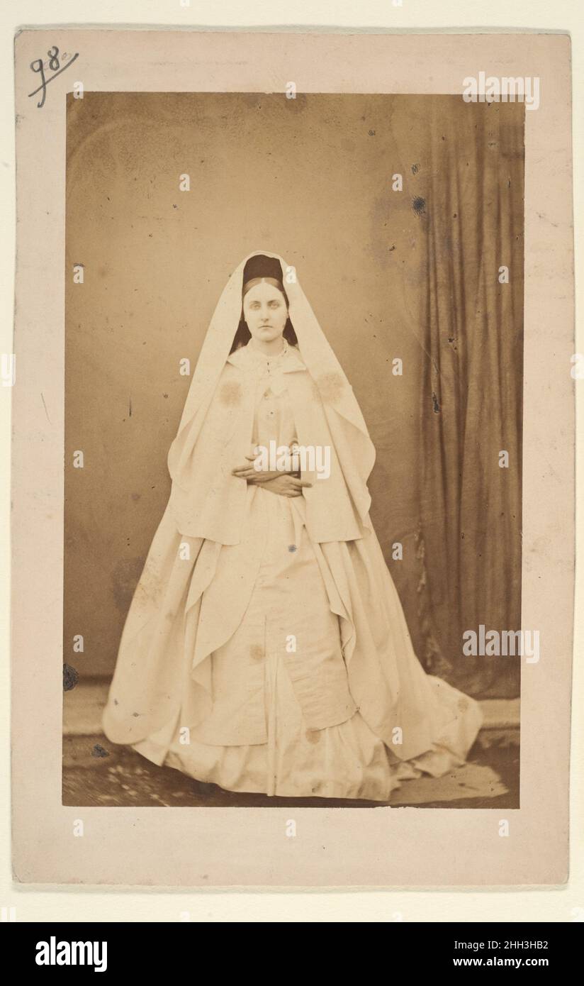 Nonne blanche (en pied) 1860s Pierre-Louis Pierson Francese. Nonne blanche (en pied). Pierre-Louis Pierson (francese, 1822–1913). 1860s. Stampa in argento albume da vetro negativo. Fotografie Foto Stock