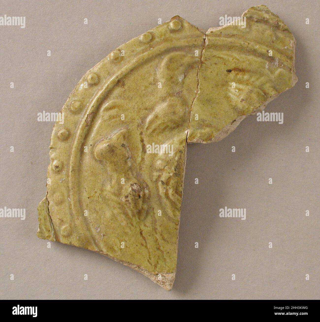 Frammento di bottiglia di pellegrino 9th secolo (?) Visigotic (?). Frammento di bottiglia di pellegrino 465830 Visigoto (?), frammento di bottiglia di Pellegrino, 9th secolo (?), Earthenware, glassa, Totale: 2 1/2 x 2 15/16 x 3/16 poll. (6,4 x 7,4 x 0,5 cm). Il Metropolitan Museum of Art, New York. Dono di J. Pierpont Morgan, 1917 (17.194.1712) Foto Stock