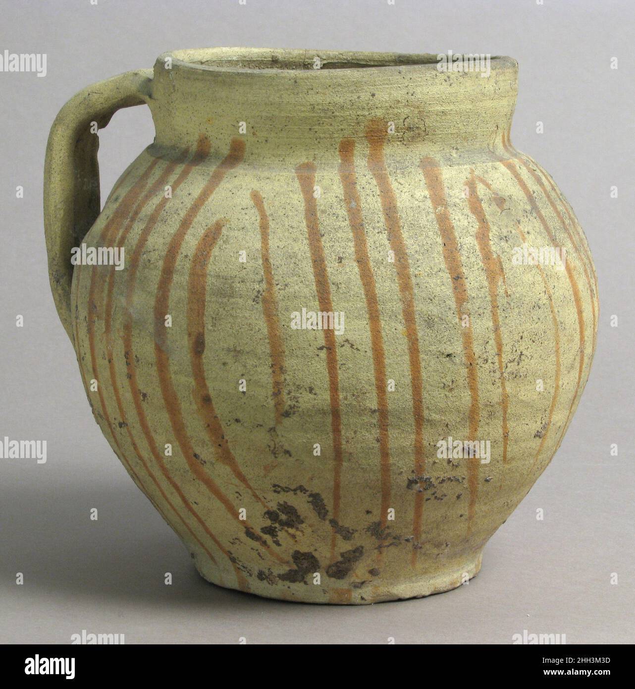 Vaso 13th–14th secolo francese. Vaso 465871 Francese, vaso, 14th?13th secolo, Earthenware con decorazione a scorrimento, totale: 6 5/8 x 7 1/8 x 6 1/16 pollici (16,8 x 18,1 x 15,4 cm). Il Metropolitan Museum of Art, New York. Dono di J. Pierpont Morgan, 1917 (17.194.2184) Foto Stock