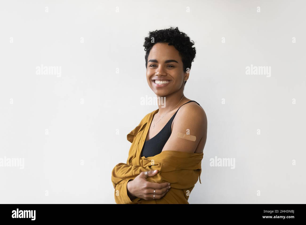 Felice millenario ragazza nera che promuove la vaccinazione contro le malattie virali Foto Stock