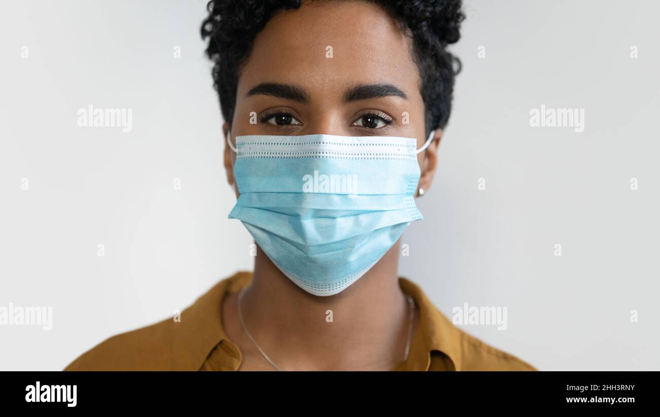 Millennial ragazza nera stare al sicuro da infezione virale, influenza Foto Stock