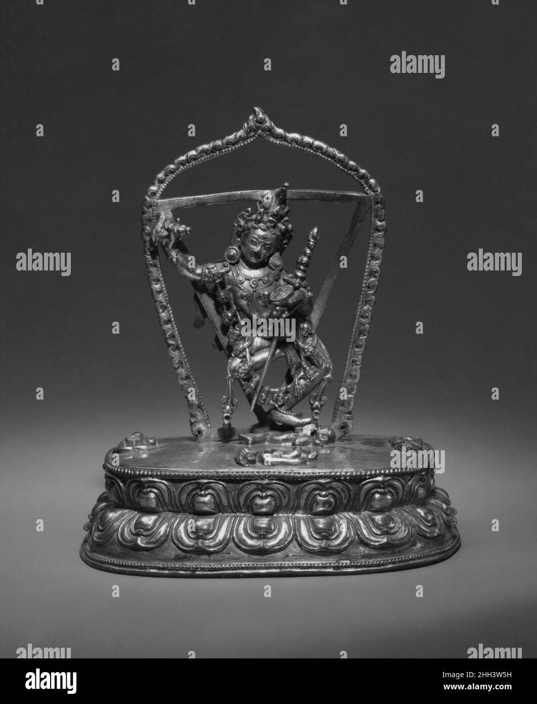 Vajravarahi ca. Il Tibet Vajravarahi del 17th secolo, una divinità maggiore nella tradizione Vajrayana, testimonia la fusione dell'iconografia indù nel pantheon buddista espanso. Questa orribile dea si è evoluta da Varahi, una delle sette spaventose divinità madri dell'Induismo, le Matrika. Qui ha perso la testa del cinghiale proiettato delle versioni precedenti che l'hanno collegata con Varaha avatar del cinghiale di Vishnu. Vajravarahi. Tibet, ca. 17th secolo. Lega dorata-rame intarsiata con pietre semipreziose. Scultura Foto Stock