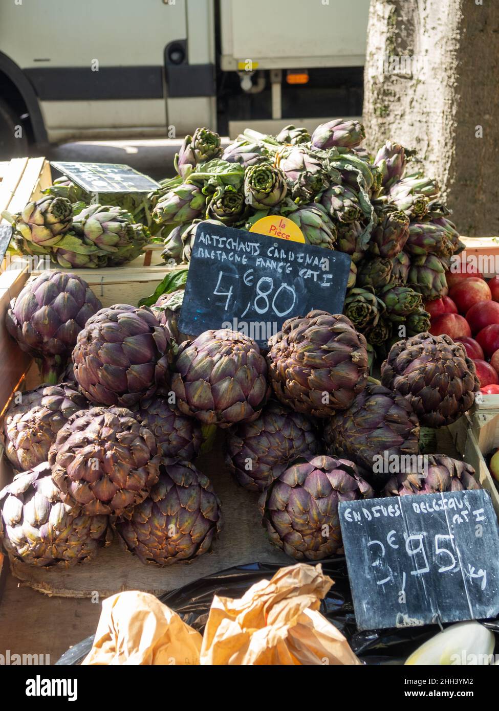 Carciofo in vendita al mercato Arles sabato Foto Stock