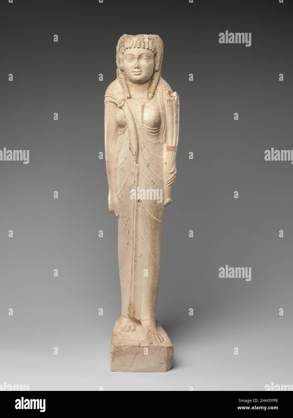 Statuetta di Arsinoe II per il suo culto postumo ca. 150–100 a.C. periodo tolemaico l'iscrizione sul retro di questa figura si riferisce alla regina Arsinoe II come dea, indicando che fu fatta dopo il 270 a.C. quando il suo culto fu stabilito al momento della sua morte da suo fratello e marito, Tolomeo II Doratura che indica divinità una volta copriva il suo volto, e tracce rimangono ancora ai bordi della sua scollatura. Mentre la posa frontale e la disposizione generale degli arti in questa piccola statua segue le tradizioni egiziane, la cornucopia che la regina regge è un attributo divino greco, e il suo cavatappi sono s. Foto Stock