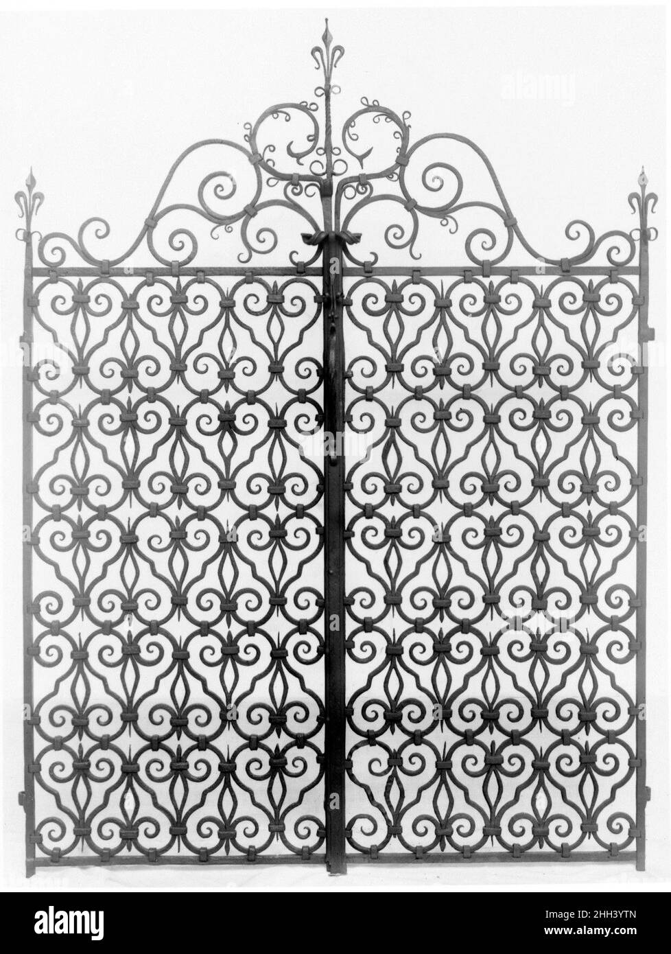 Gate 17th secolo Nord Italiano. Cancello 188946 Italiano Settentrionale, cancello, 17th secolo, ferro battuto, 79 1/4 ? 69 1/4 poll. (201,3 ? 175,9 cm). Il Metropolitan Museum of Art, New York. Rogers Fund, 1905 (05.23.18) Foto Stock