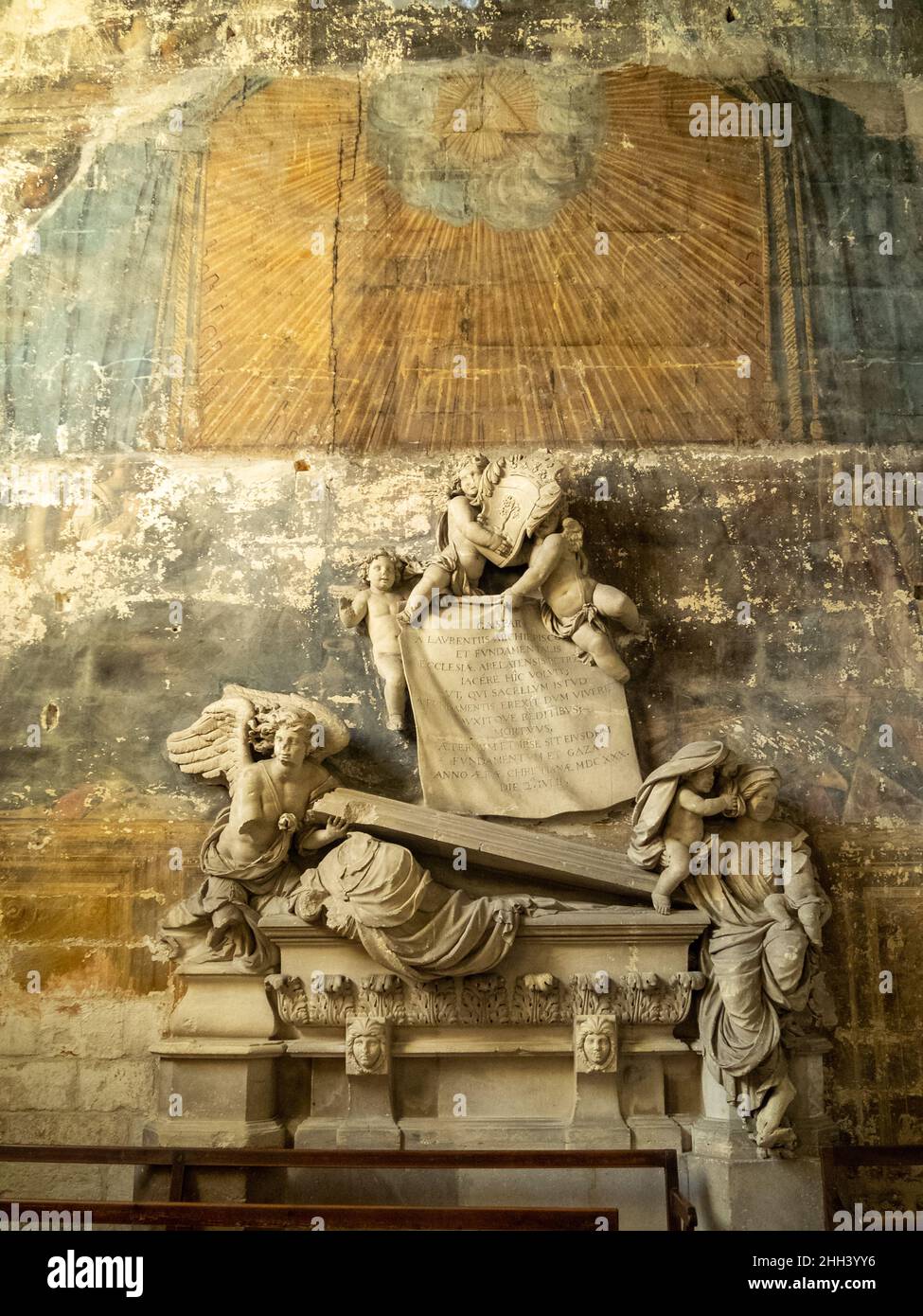 Tomba e orologio solare, Chiesa di San Trofime, Arles Foto Stock